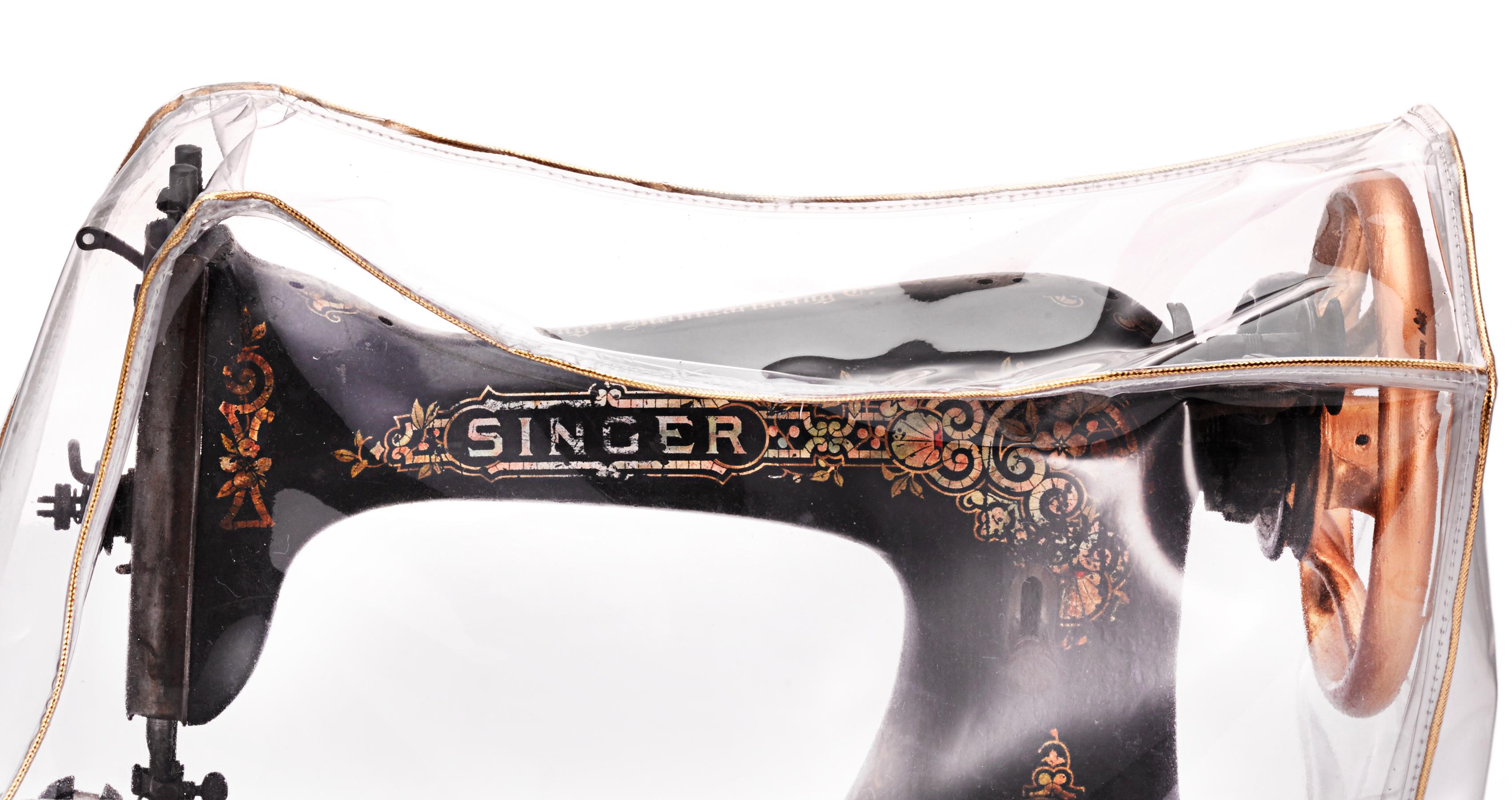 Vintage Singer- Nähmaschine in maßgefertigtem Vinyl-Sesselbezug: „Making it Couture“ (Konzeptionell), Sculpture, von Cheryl R Riley