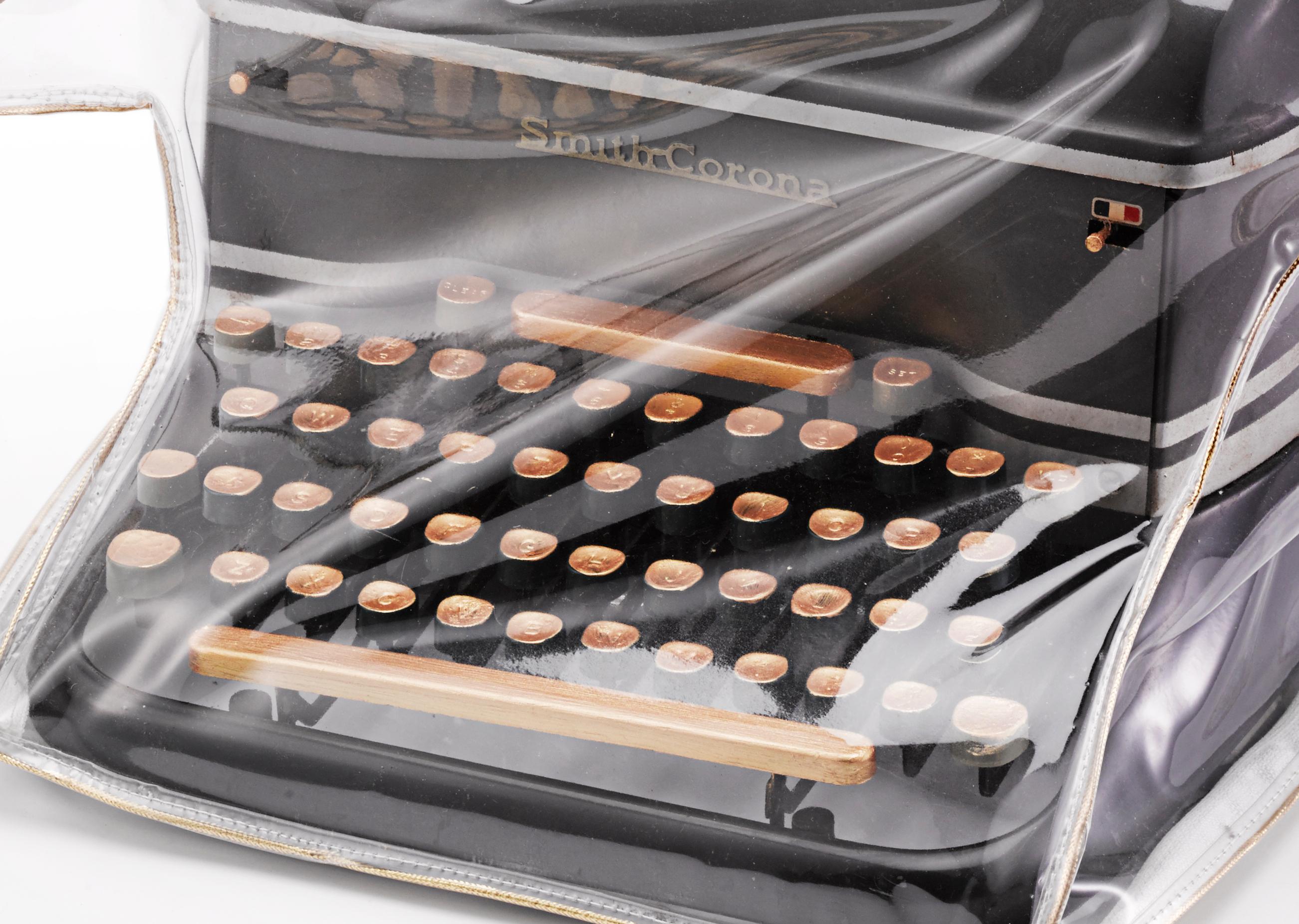 Máquina de escribir vintage con funda de vinilo hecha a medida: Habilidades esenciales - Sculpture Conceptual de Cheryl R Riley