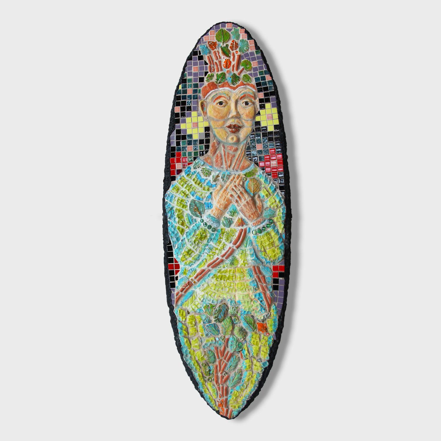 Figurative Sculpture de Cheryl Tall - Tabla de surf surrealista de mosaico, "Kailini"