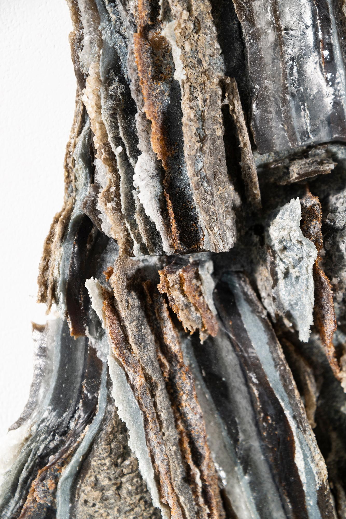 Diese zeitgenössische Wandskulptur besteht aus gebranntem Glas; ihr Design ist von der Natur und von Felsformationen inspiriert.

Cheryl Wilson Smiths einzigartige Wandskulpturen sind von der Natur inspiriert - der rauen, wilden Schönheit des