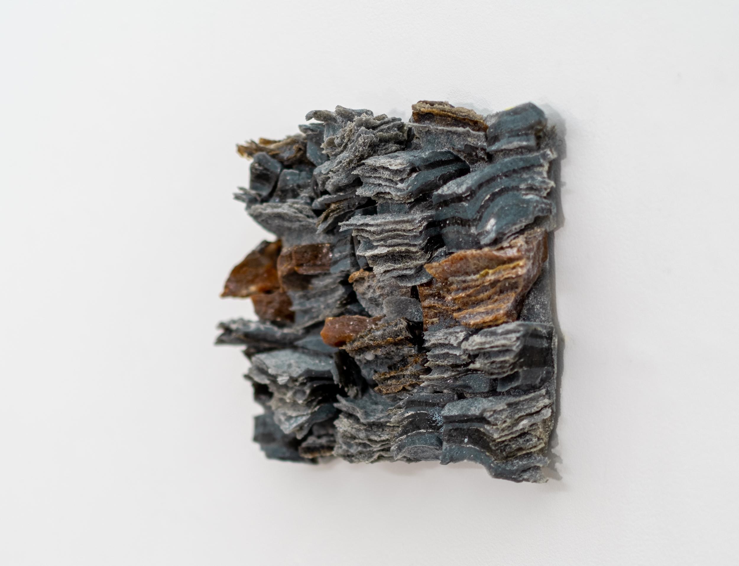 Bones of the Earth III - contemporain, verre stratifié, relief mural, sculpture en vente 1
