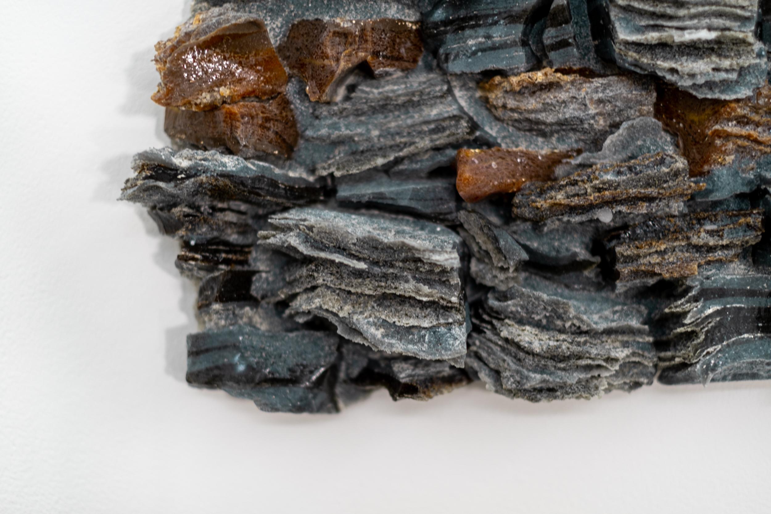 Bones of the Earth III - contemporain, verre stratifié, relief mural, sculpture en vente 2