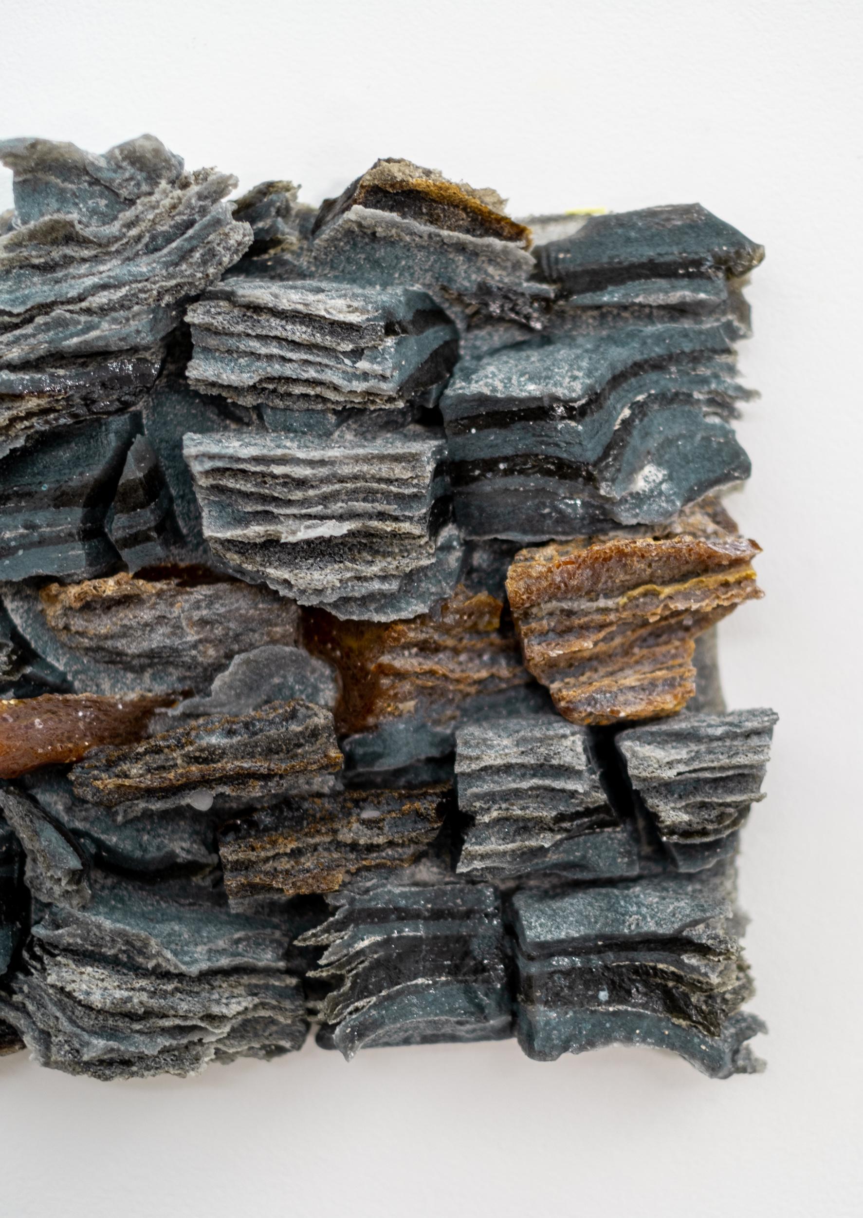 Bones of the Earth III - contemporain, verre stratifié, relief mural, sculpture en vente 3