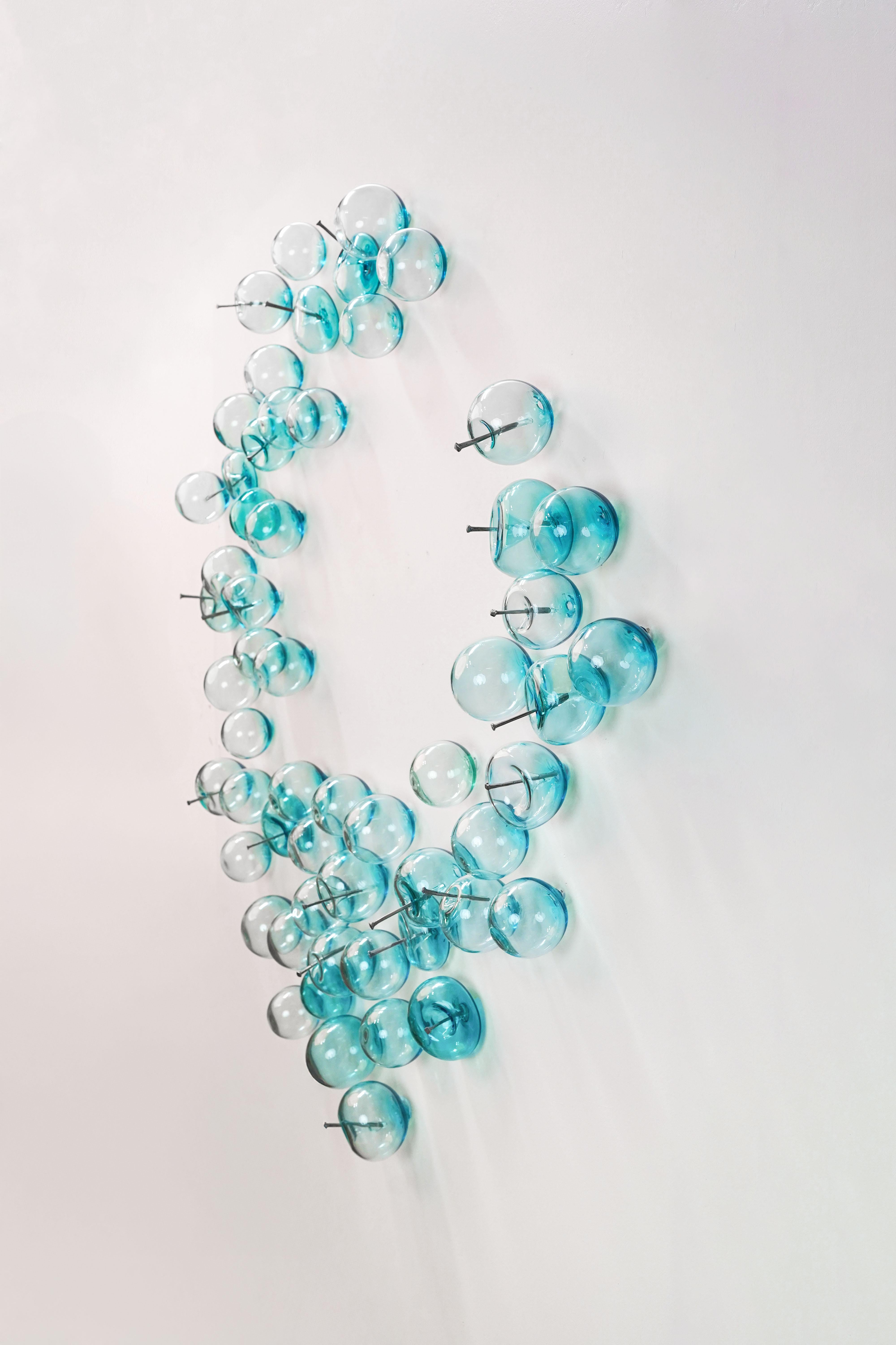 No dejes que te revienten la burbuja: Azul II - escultura mural contemporánea de vidrio - Sculpture Contemporáneo de Cheryl Wilson Smith