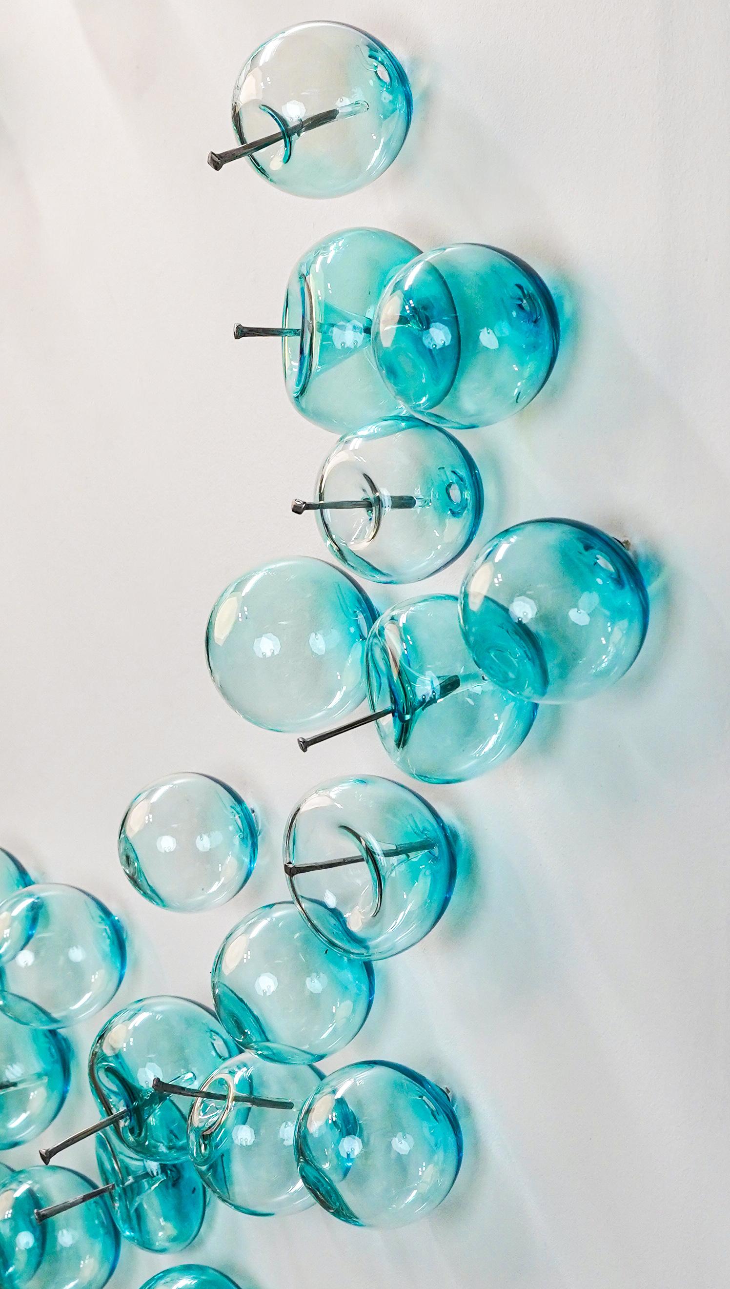 No dejes que te revienten la burbuja: Azul II - escultura mural contemporánea de vidrio - Abstract Sculpture Gris de Cheryl Wilson Smith