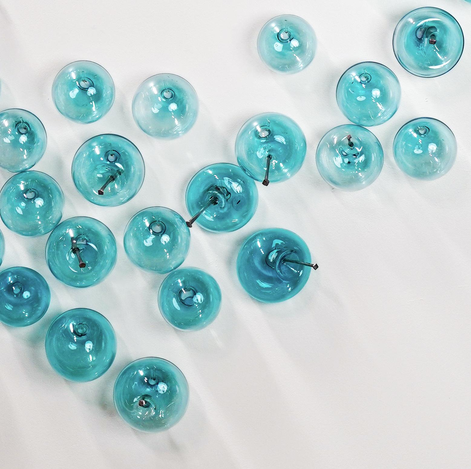 No dejes que te revienten la burbuja: Azul II - escultura mural contemporánea de vidrio en venta 1