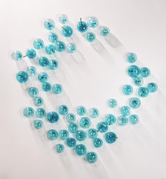 Ne les laissez pas éclater votre bulle : Blue II - sculpture murale contemporaine en verre