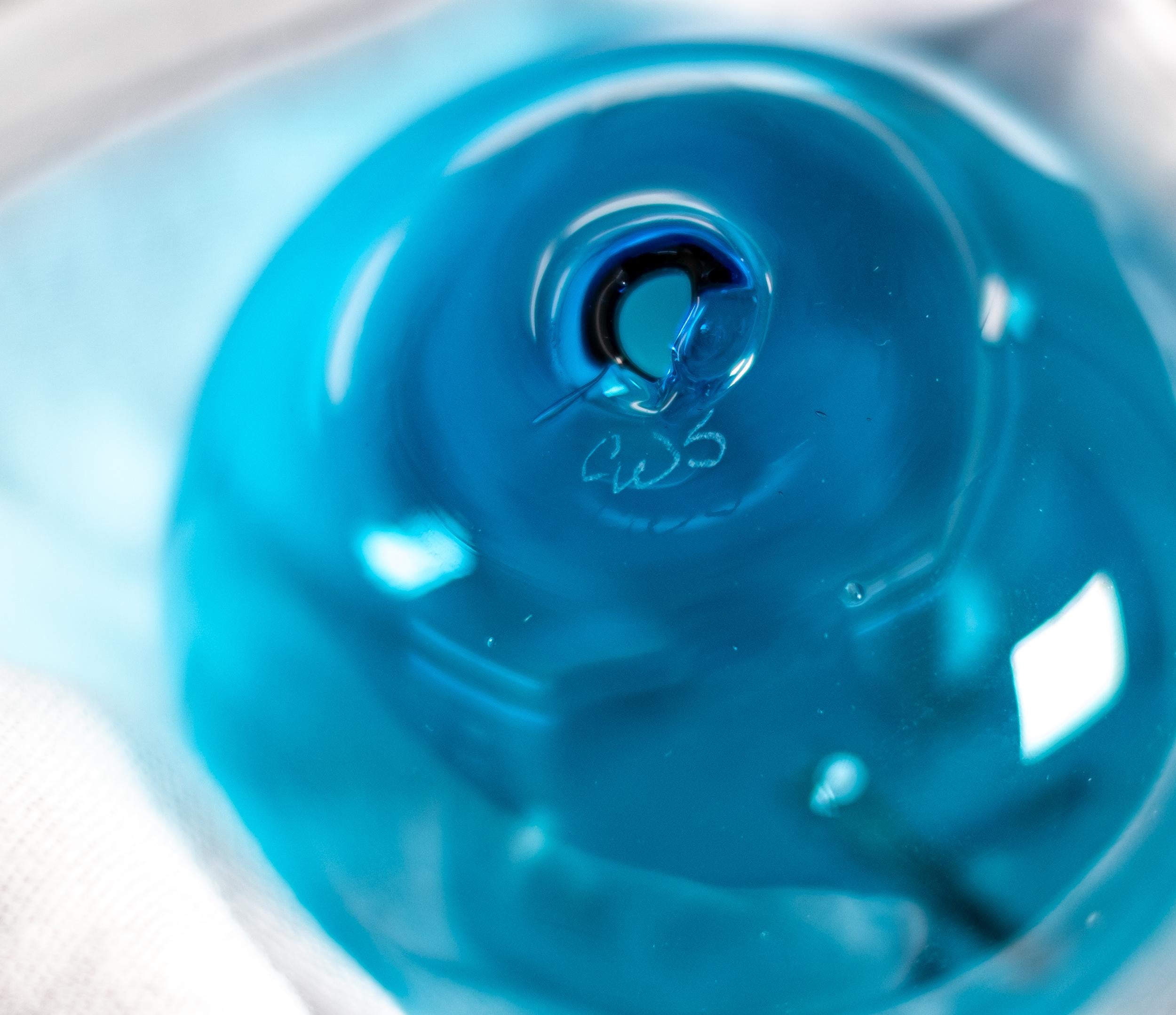 Don't Let Them Burst Your Bubble: Blue Small I – Wandskulptur aus geblasenem Glas im Angebot 7