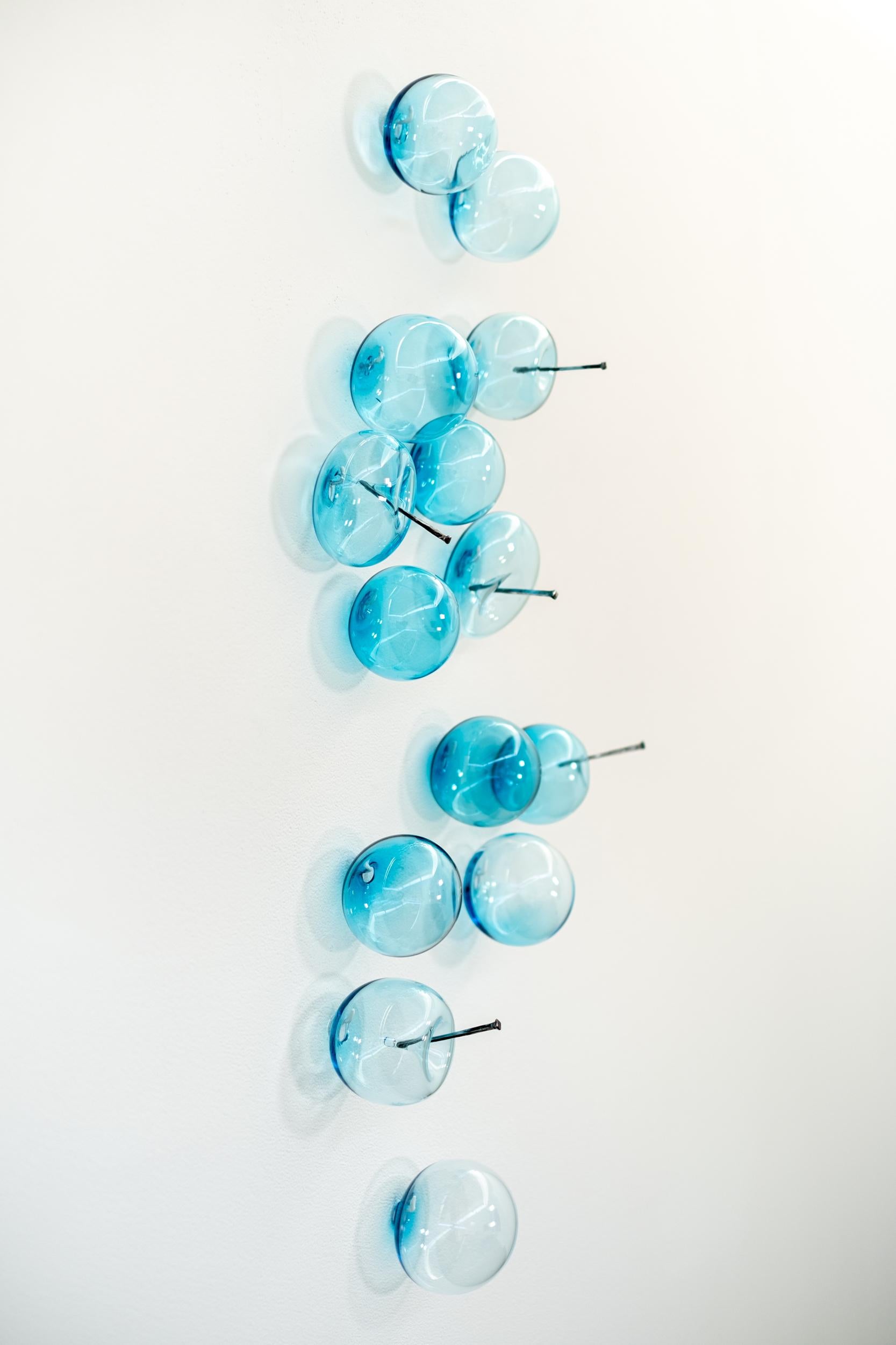 Don't Let Them Burst Your Bubble: Blue Small I – Wandskulptur aus geblasenem Glas (Zeitgenössisch), Sculpture, von Cheryl Wilson Smith