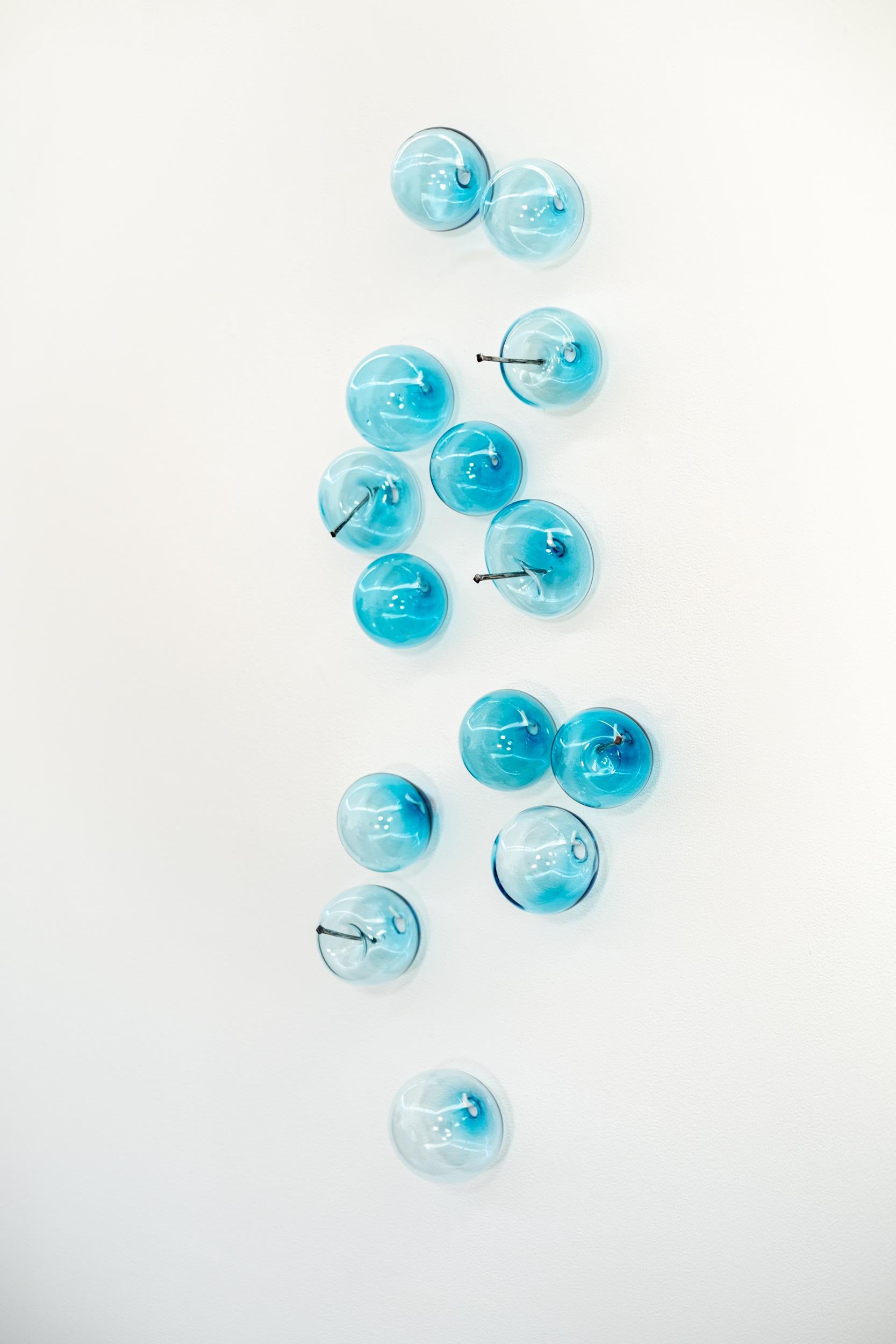 Diese zeitgenössische Wandskulptur aus Glas in einem bezaubernden Türkisblau wurde von einem preisgekrönten Künstler geschaffen.

Cheryl Wilson Smith ist bekannt für ihre einzigartig schönen Glasarbeiten, deren Form, Farbe und Textur oft von der
