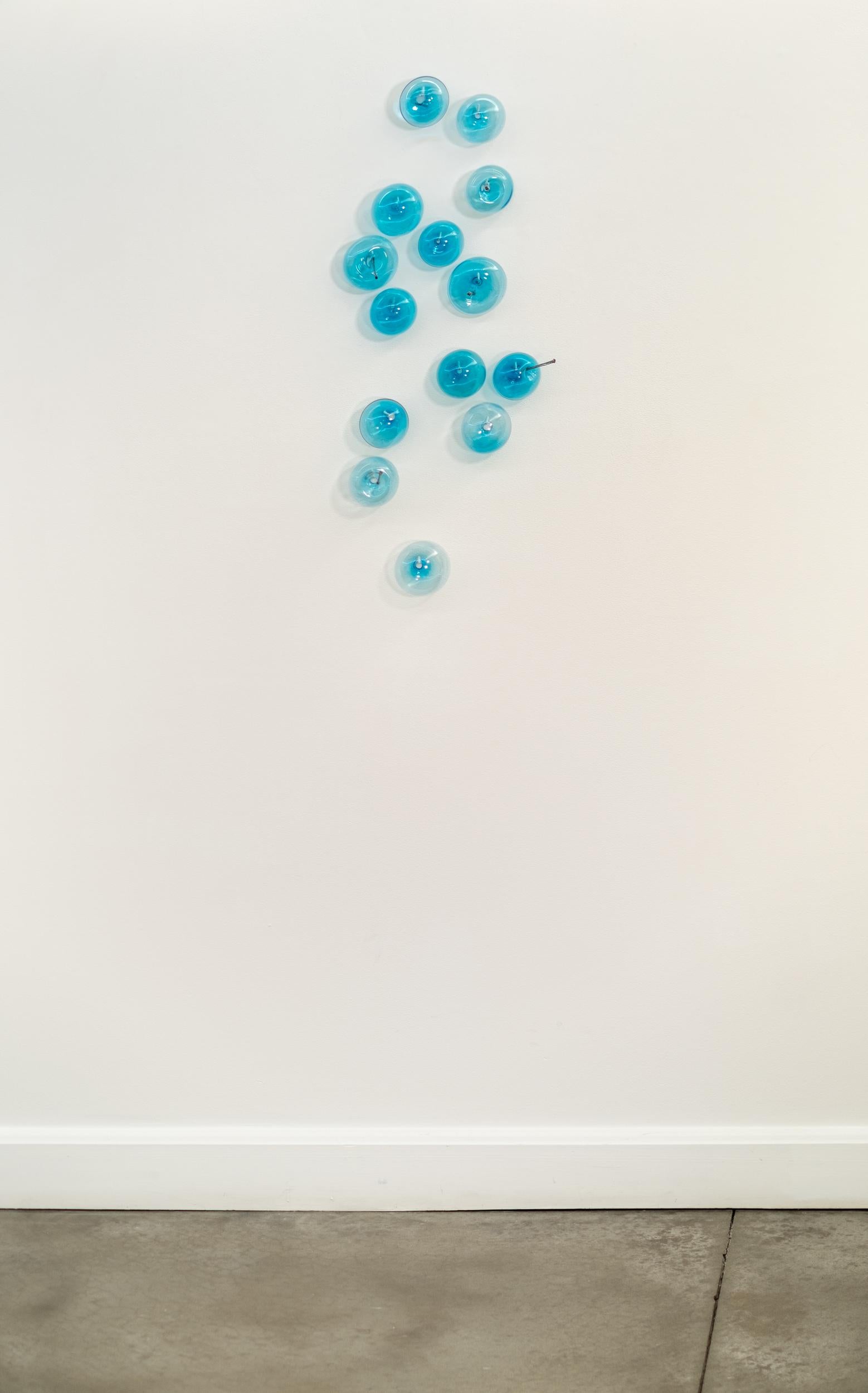 Don't Let Them Burst Your Bubble: Blue Small I – Wandskulptur aus geblasenem Glas im Angebot 1