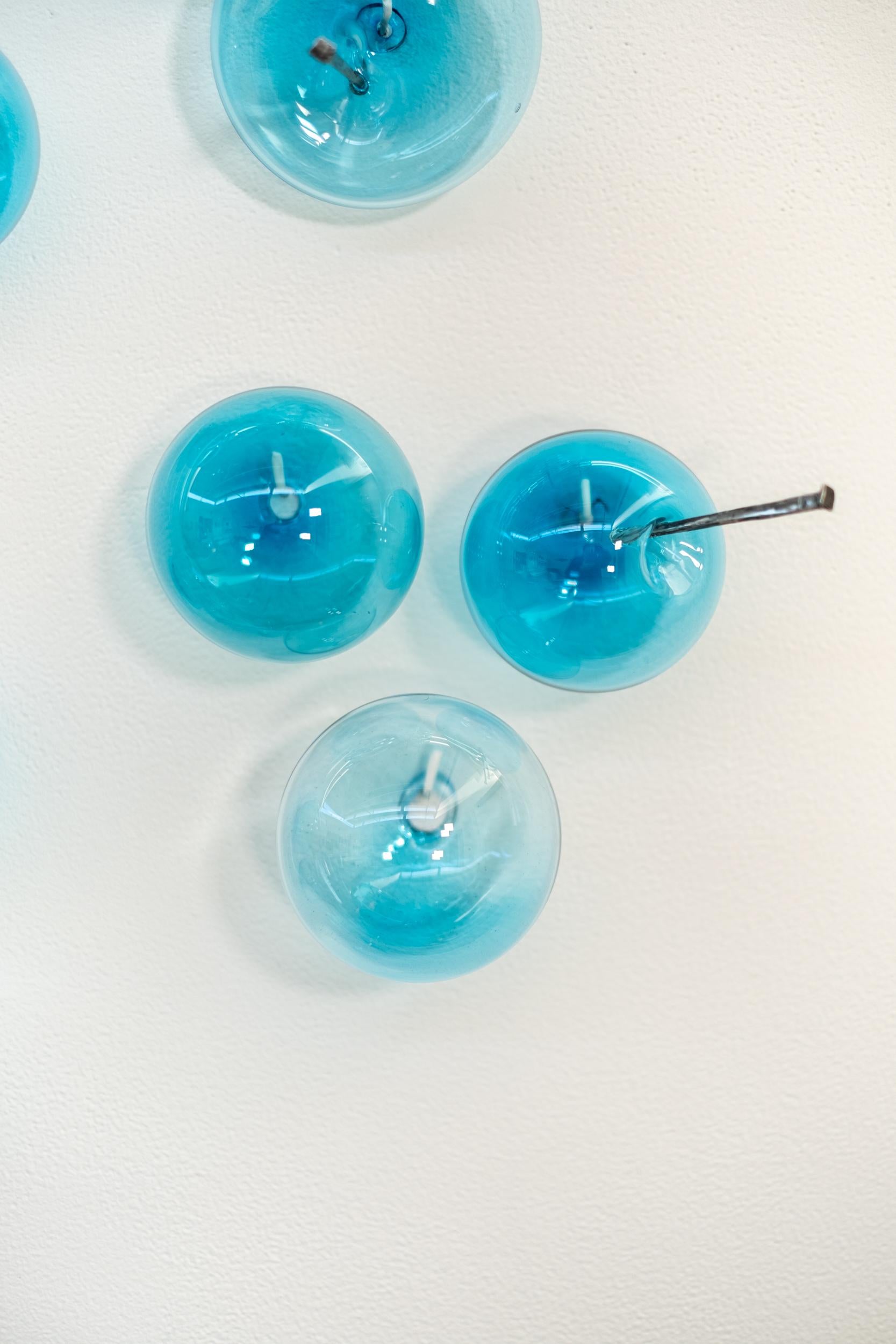 Don't Let Them Burst Your Bubble: Blue Small I – Wandskulptur aus geblasenem Glas im Angebot 2