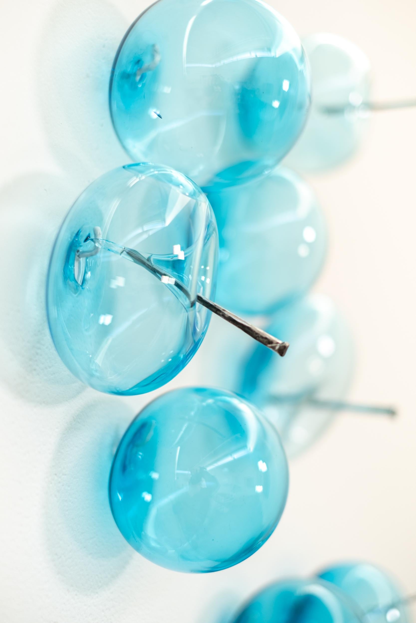 Don't Let Them Burst Your Bubble: Blue Small I – Wandskulptur aus geblasenem Glas im Angebot 3