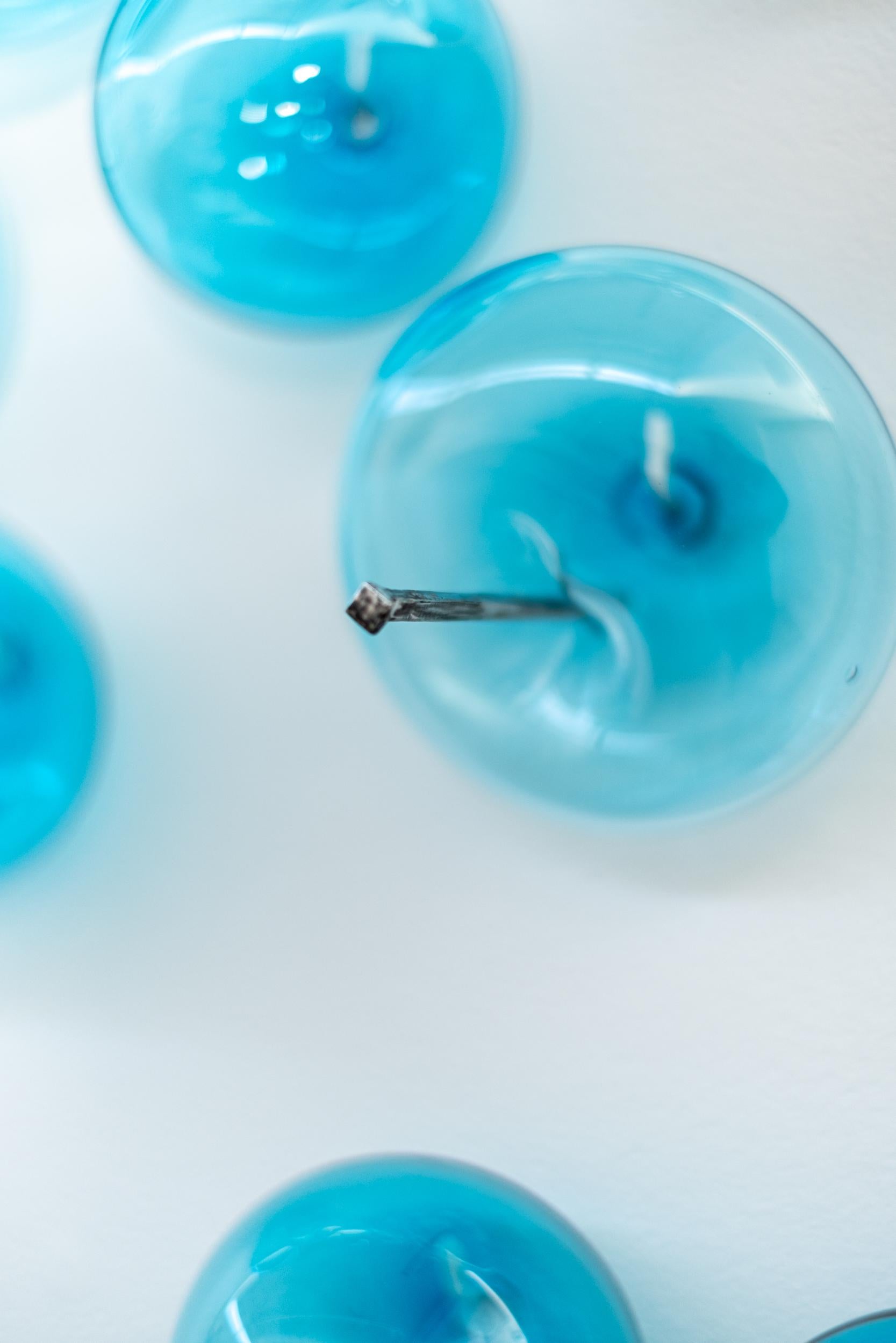 Don't Let Them Burst Your Bubble: Blue Small I – Wandskulptur aus geblasenem Glas im Angebot 4