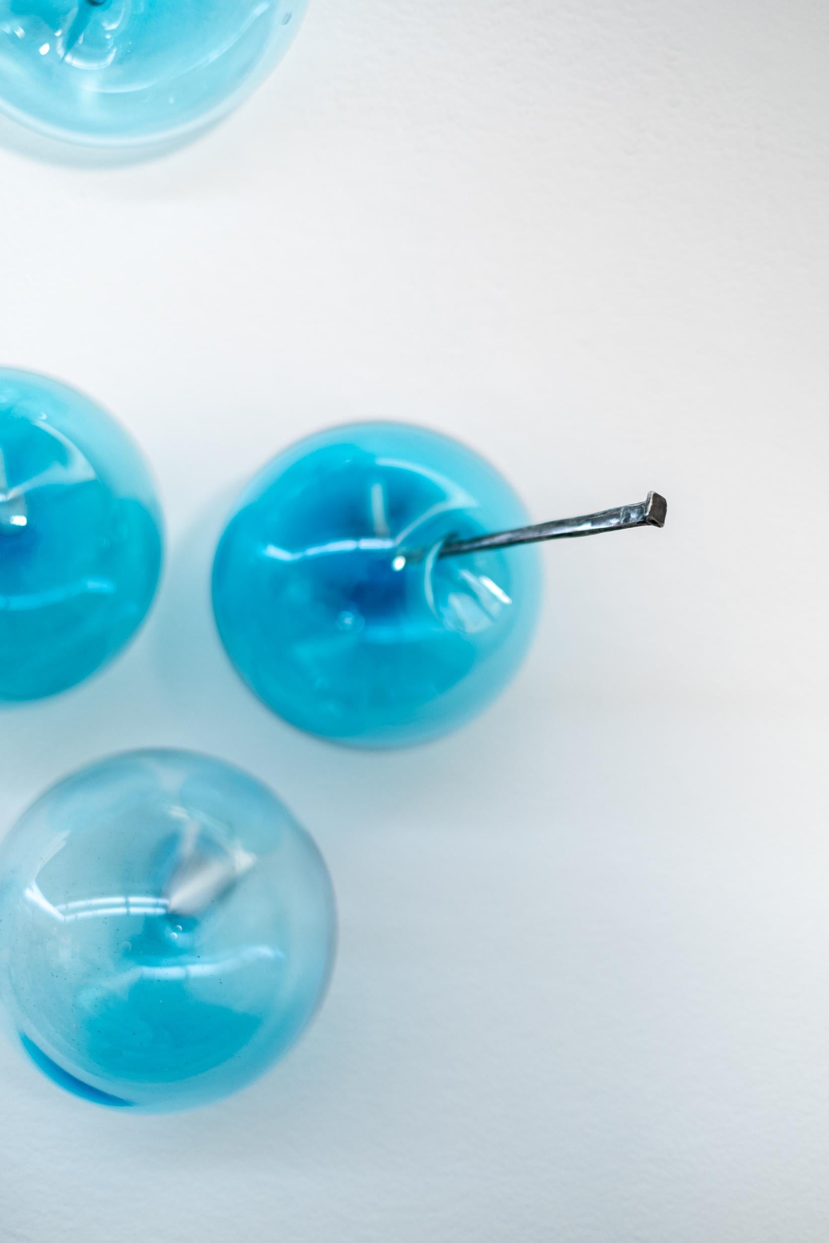 Don't Let Them Burst Your Bubble: Blue Small I – Wandskulptur aus geblasenem Glas im Angebot 5
