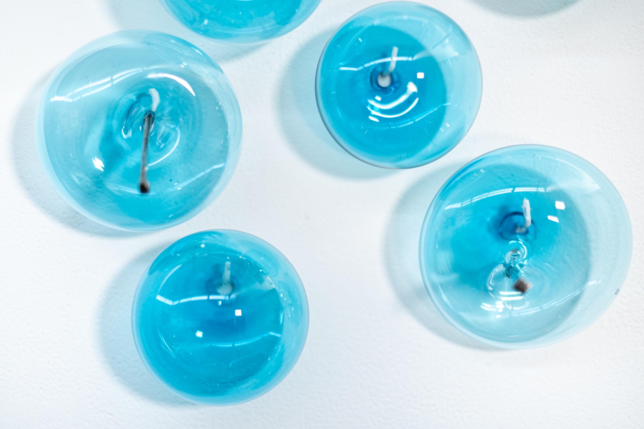 Don't Let Them Burst Your Bubble: Blue Small I – Wandskulptur aus geblasenem Glas im Angebot 6
