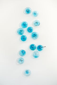 Ne les laissez pas envahir votre bulle : Blue Small I - sculpture murale en verre soufflé