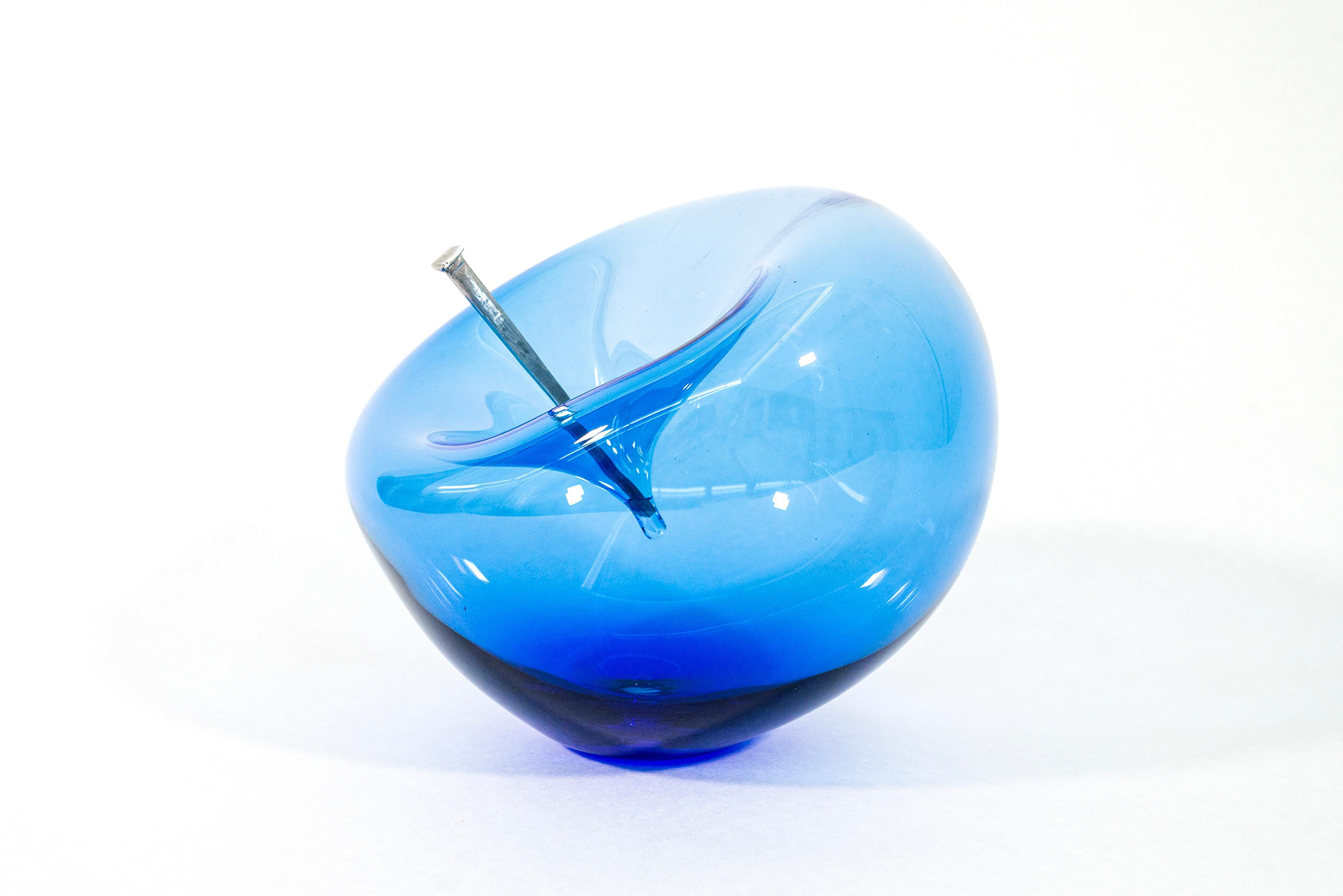 Non lasciare che ti facciano scoppiare la bolla di sapone: Cerulean 1 XL - scultura in vetro contemporanea - Sculpture di Cheryl Wilson Smith