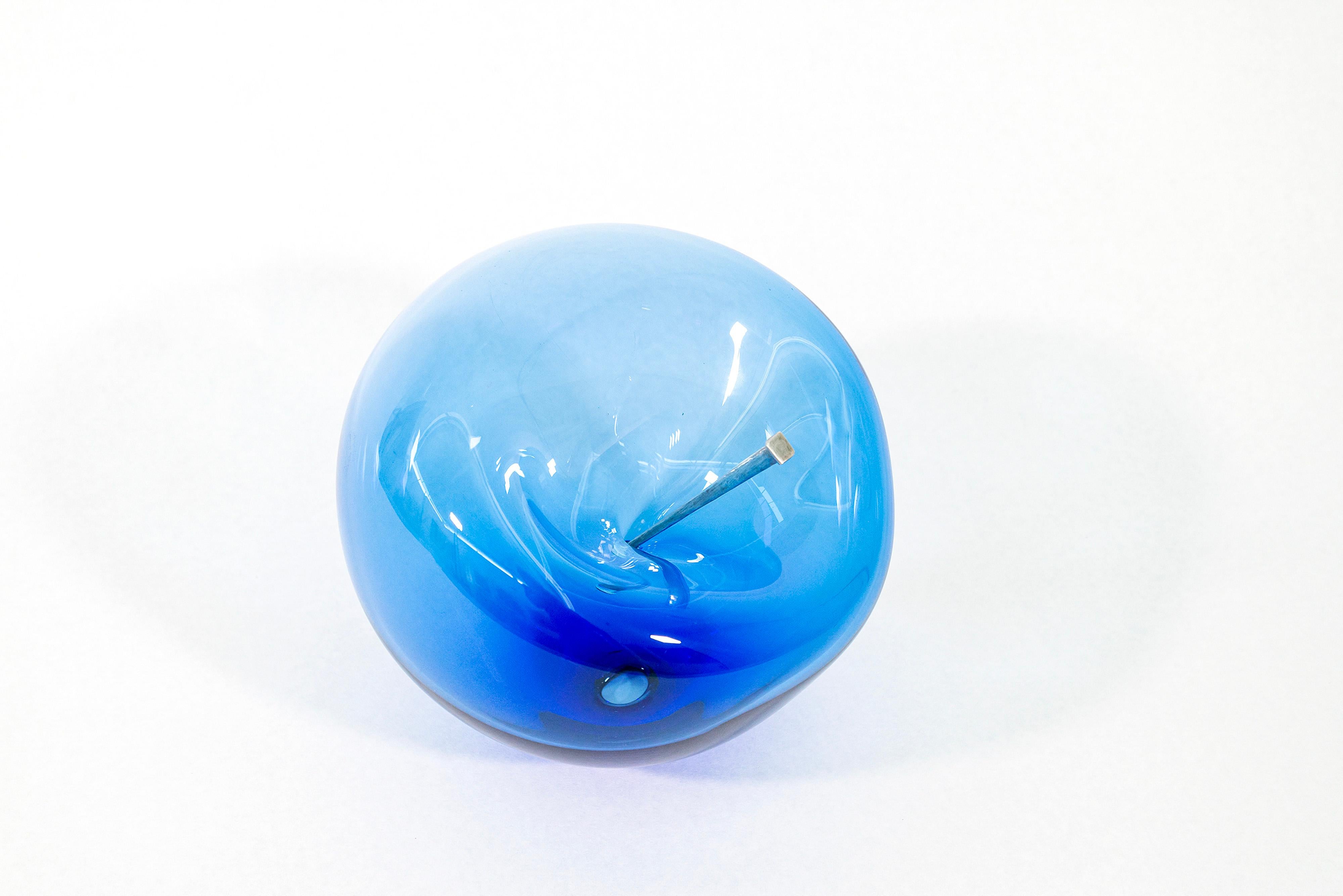 Non lasciare che ti facciano scoppiare la bolla di sapone: Cerulean 1 XL - scultura in vetro contemporanea - Sculpture Contemporaneo di Cheryl Wilson Smith
