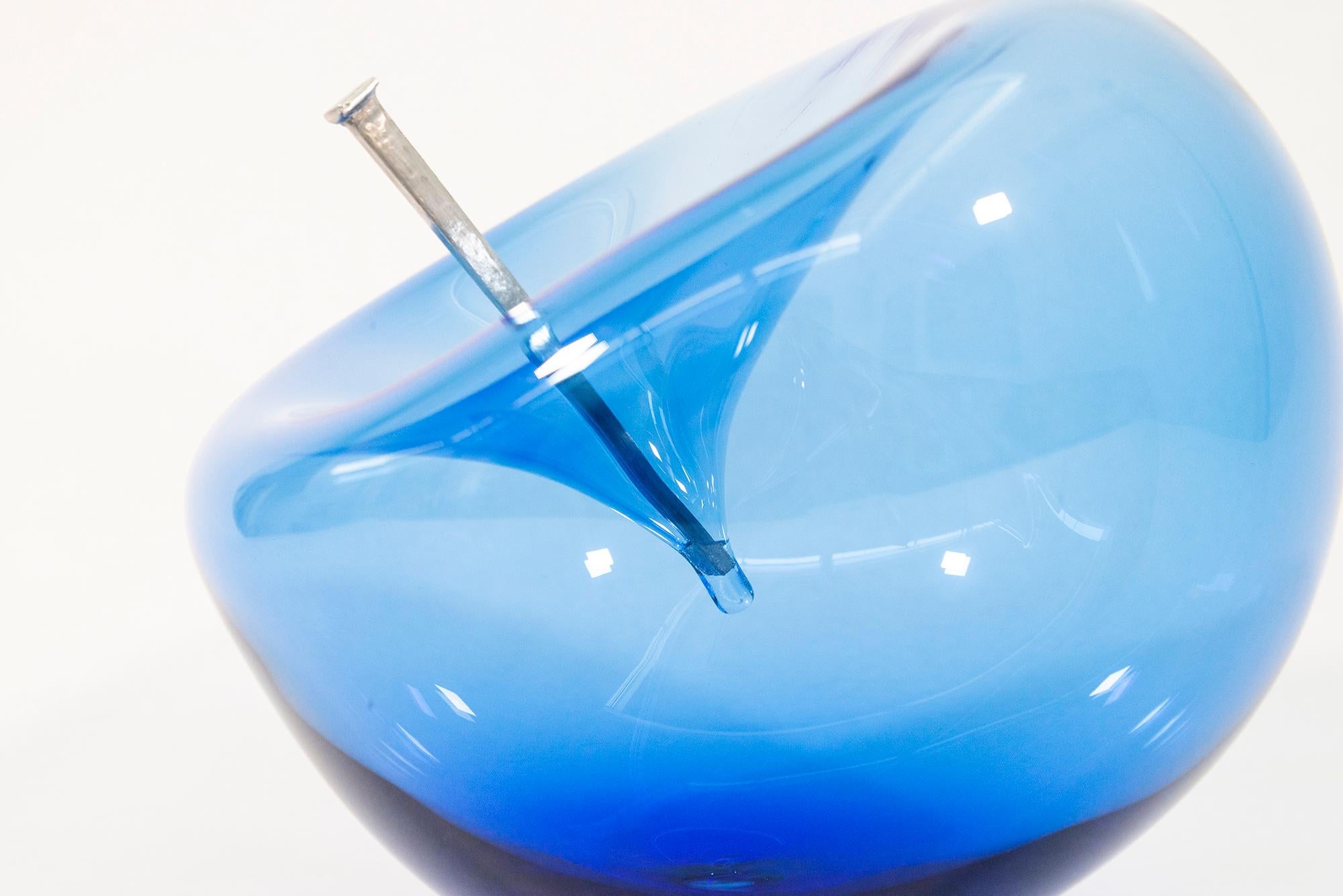 Non lasciare che ti facciano scoppiare la bolla di sapone: Cerulean 1 XL - scultura in vetro contemporanea - Abstract Sculpture Grigio di Cheryl Wilson Smith