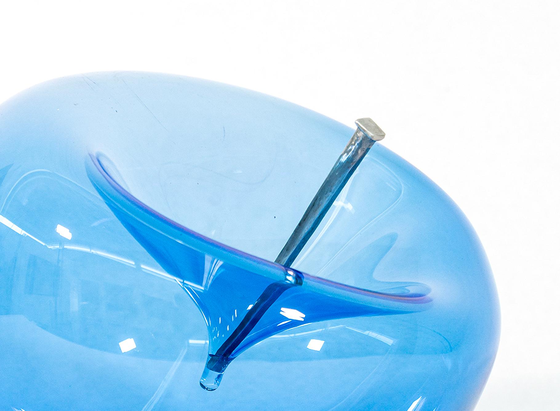 La scultura contemporanea da tavolo in vetro blu ceruleo è opera di Cheryl Wilson Smith.

Cheryl Wilson Smith è nota per le sue opere in vetro di straordinaria bellezza: la forma, il colore e la consistenza sono spesso ispirati dalla bellezza