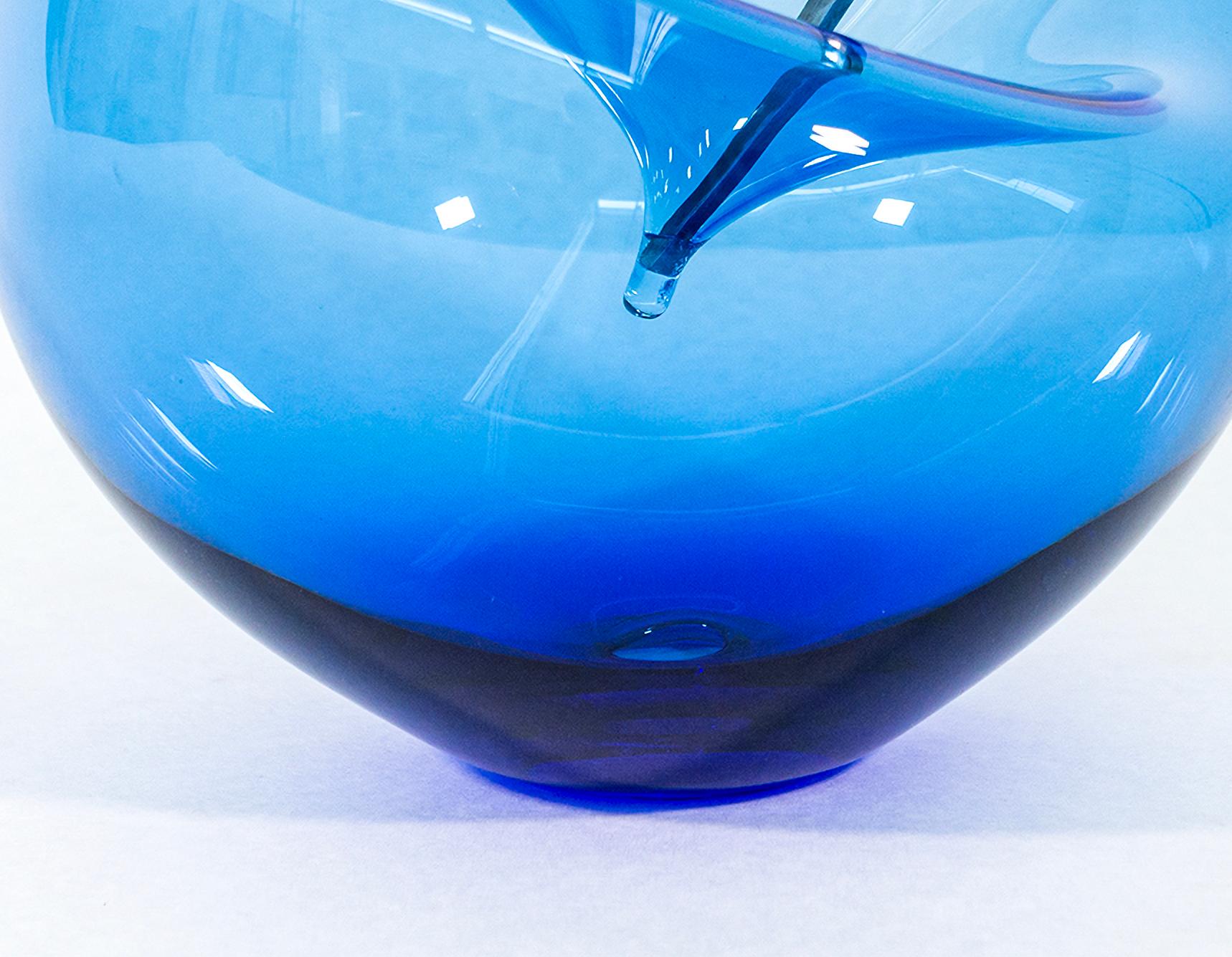 Non lasciare che ti facciano scoppiare la bolla di sapone: Cerulean 1 XL - scultura in vetro contemporanea in vendita 1