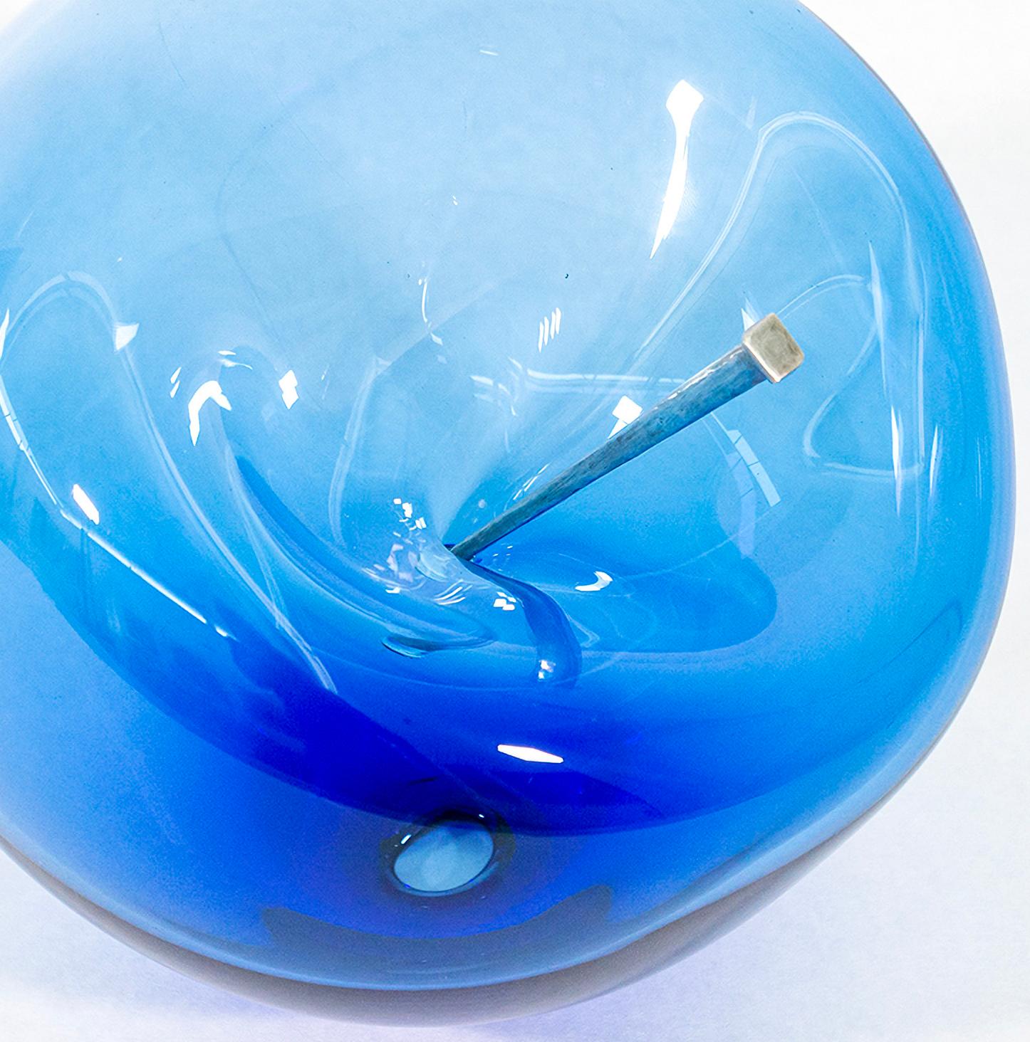 Non lasciare che ti facciano scoppiare la bolla di sapone: Cerulean 1 XL - scultura in vetro contemporanea in vendita 2
