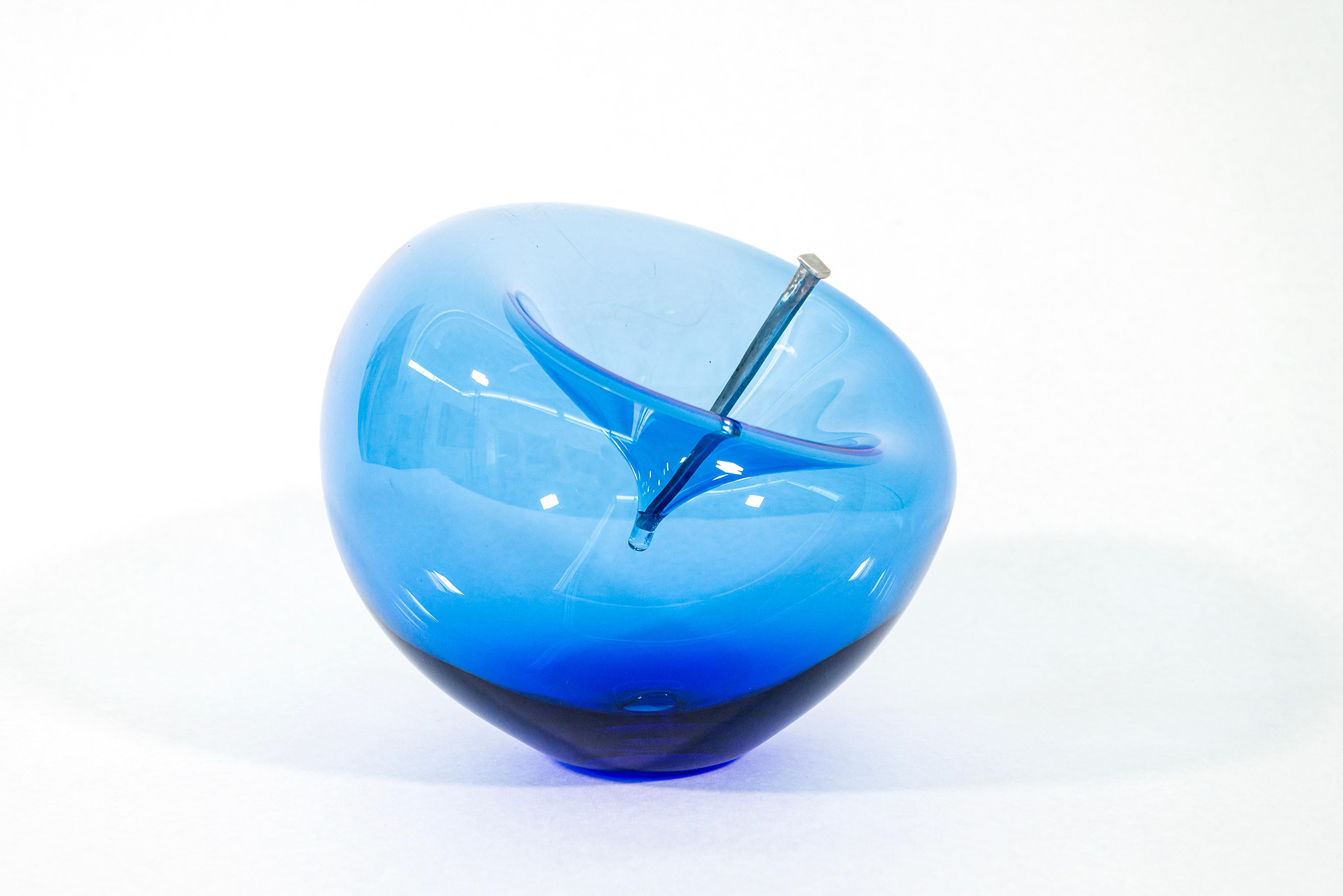 Non lasciare che ti facciano scoppiare la bolla di sapone: Cerulean 1 XL - scultura in vetro contemporanea