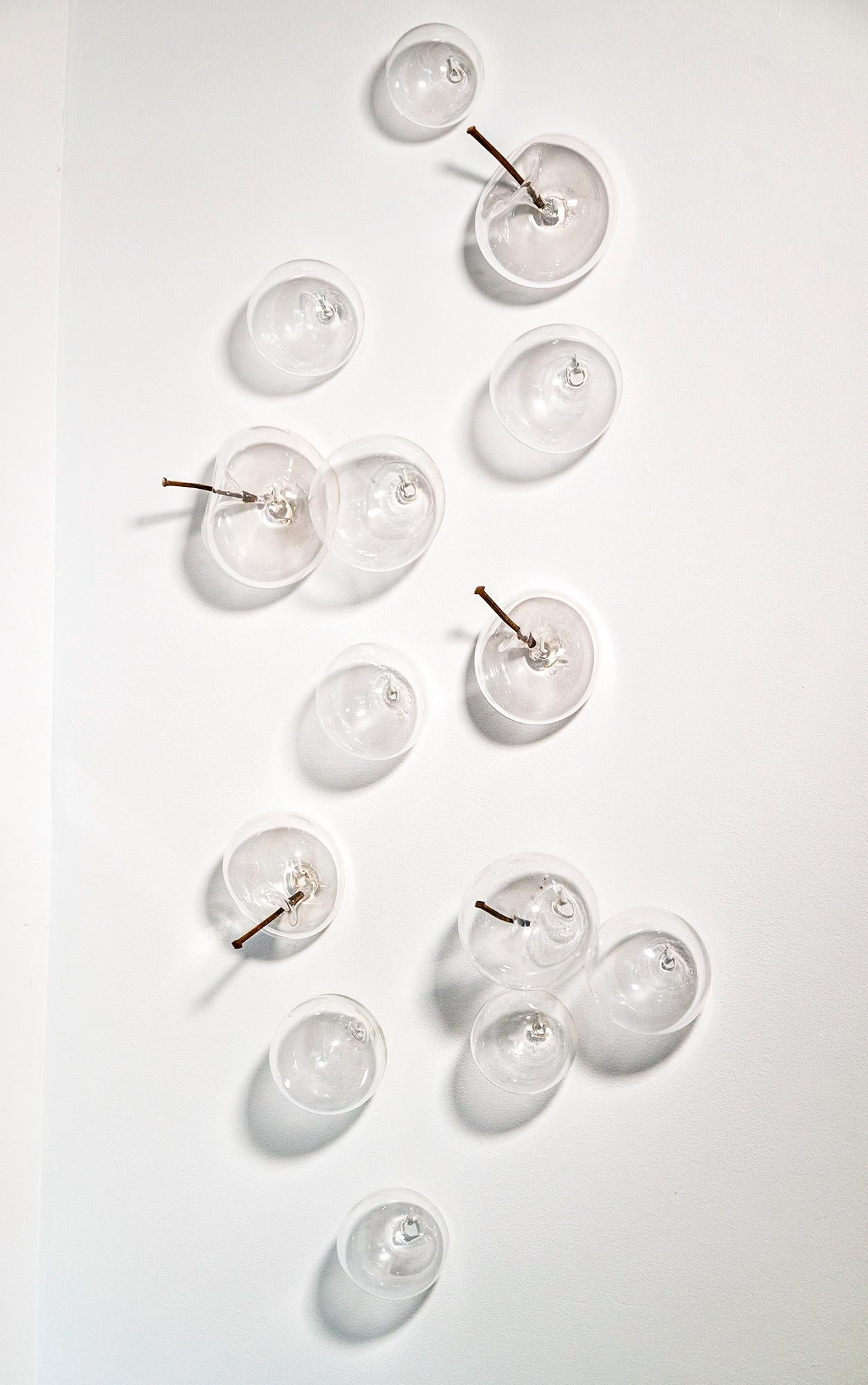 Ne les laissez pas éclater votre bulle : Clear III - sculpture murale contemporaine en verre - Contemporain Sculpture par Cheryl Wilson Smith