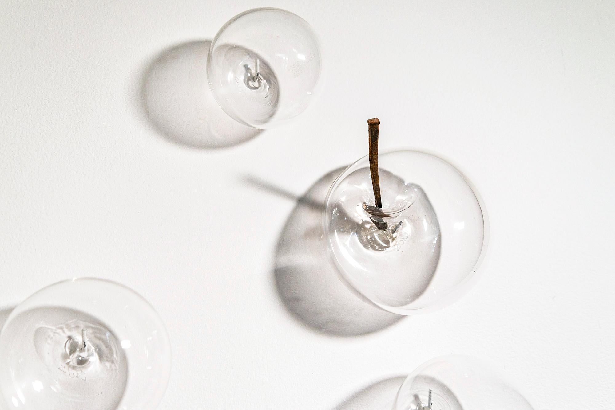 Ne les laissez pas éclater votre bulle : Clear III - sculpture murale contemporaine en verre 2