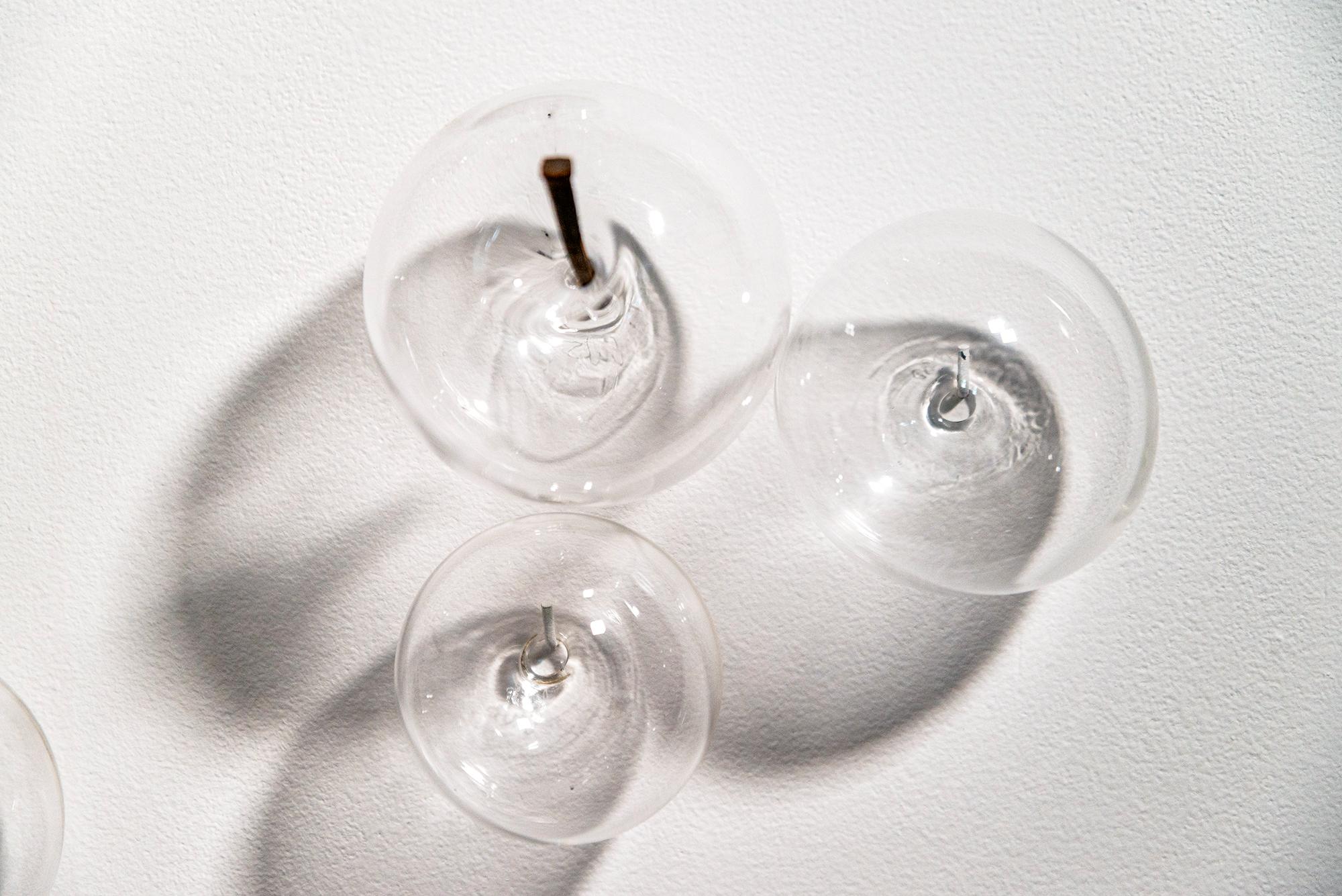 Ne les laissez pas éclater votre bulle : Clear III - sculpture murale contemporaine en verre 5