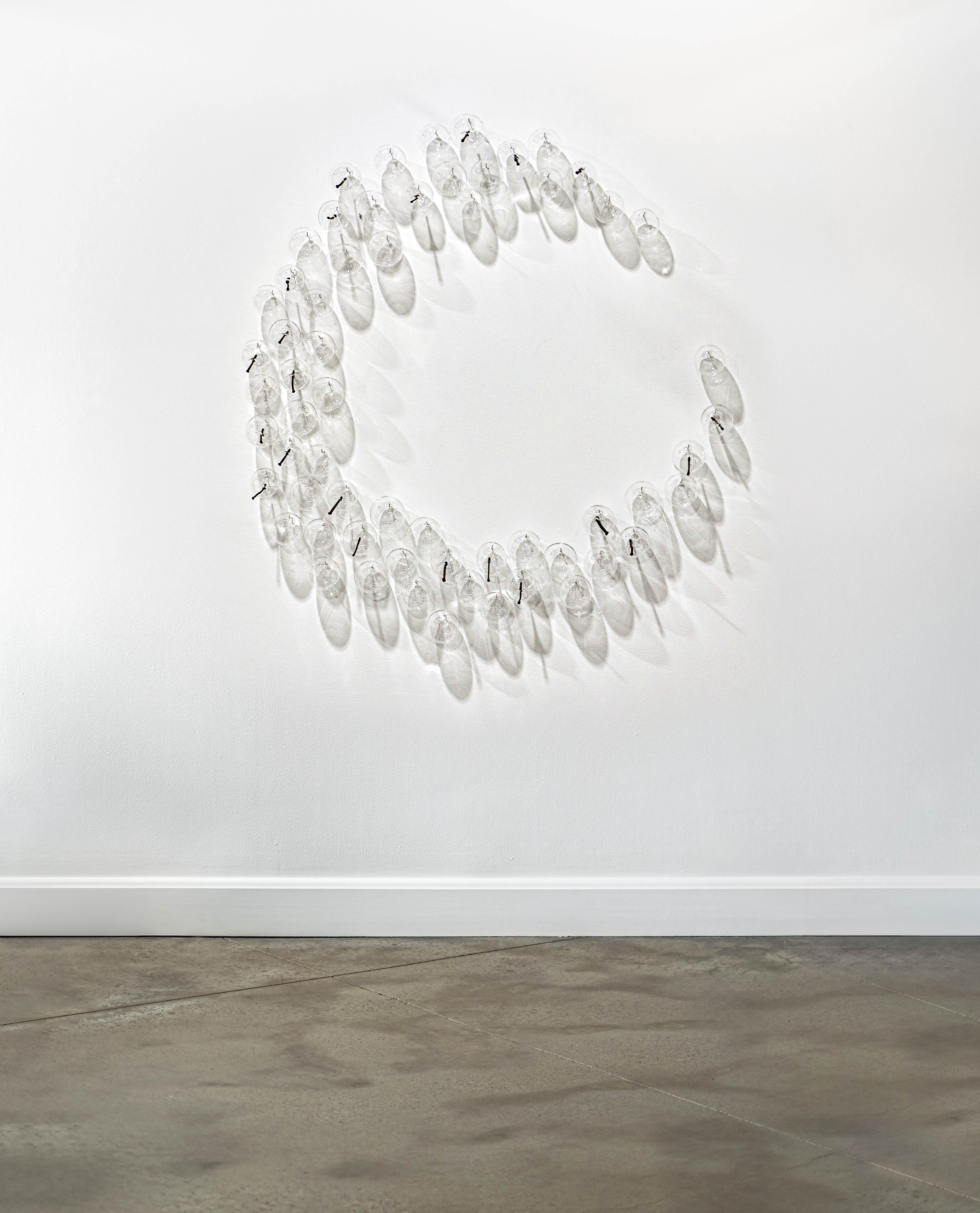 Ne les laissez pas éclater votre bulle : Clear Large I - sculpture murale contemporaine - Contemporain Sculpture par Cheryl Wilson Smith