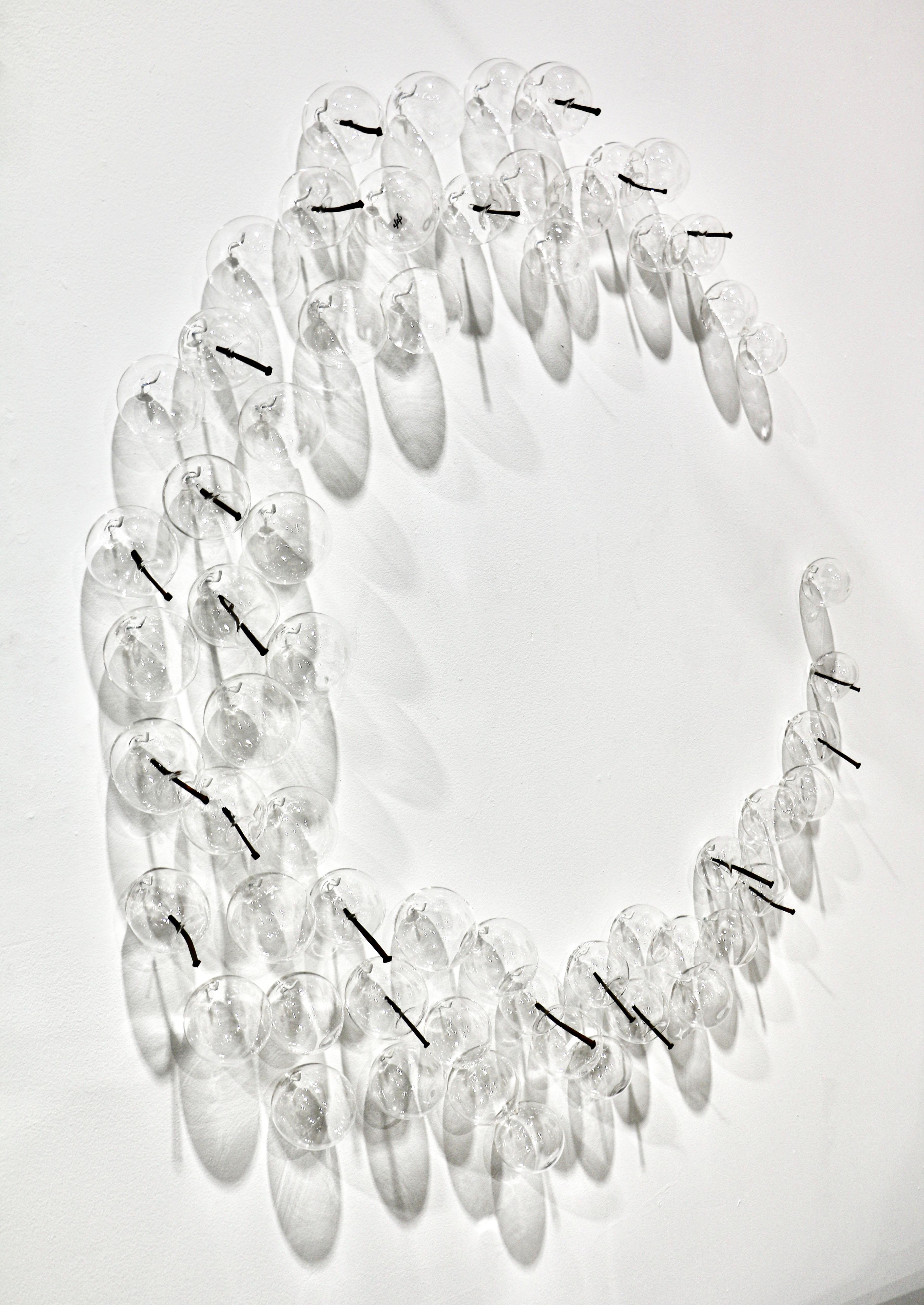 Cette sculpture murale contemporaine en verre a été créée par Cheryl Wilson Smith. L'artiste est connue pour ses pièces de verre éthérées, souvent inspirées par la beauté naturelle et sauvage qui entoure sa maison dans le nord de l'Ontario. Cette
