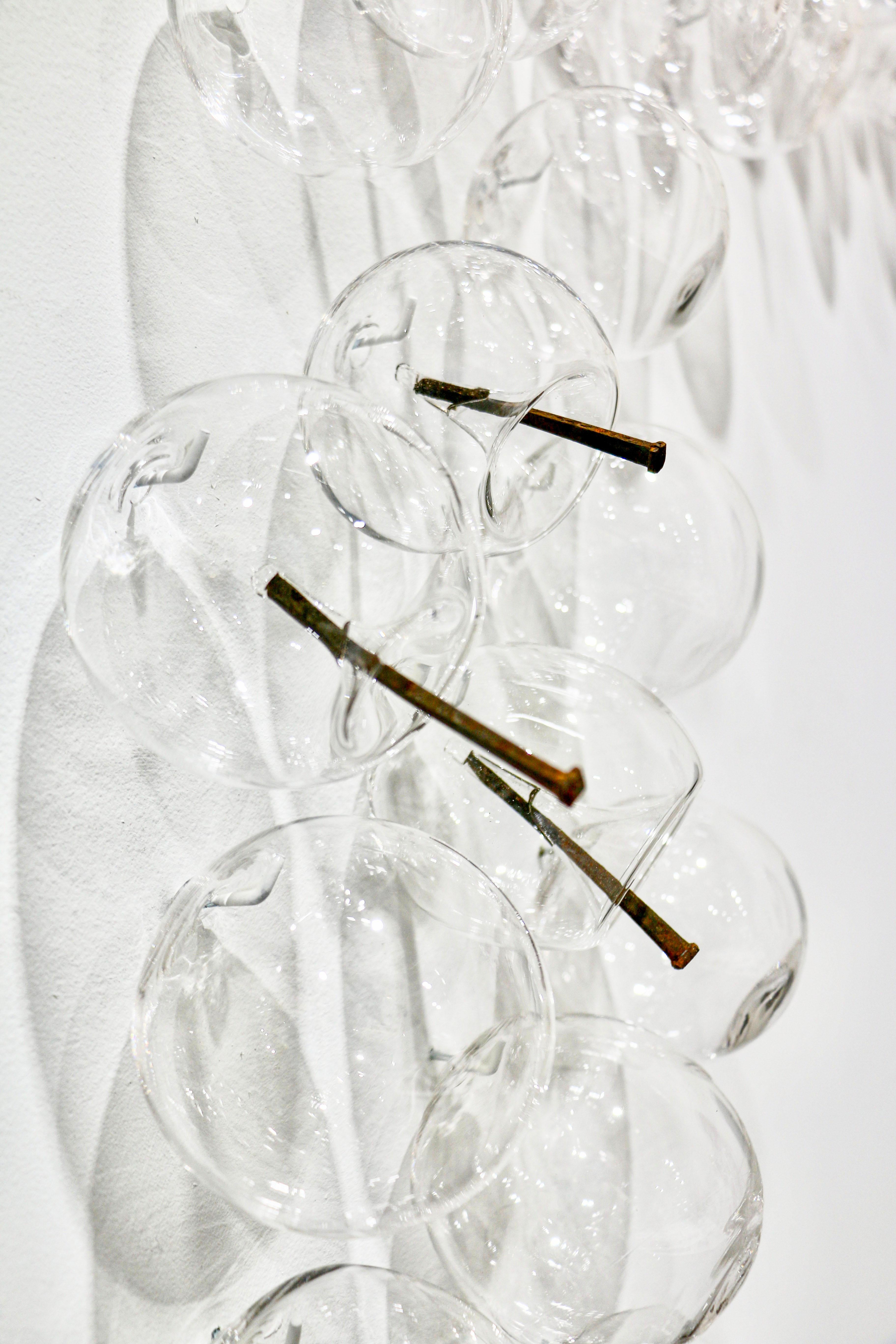 Ne les laissez pas éclater votre bulle : Clear Large I - sculpture murale contemporaine 1