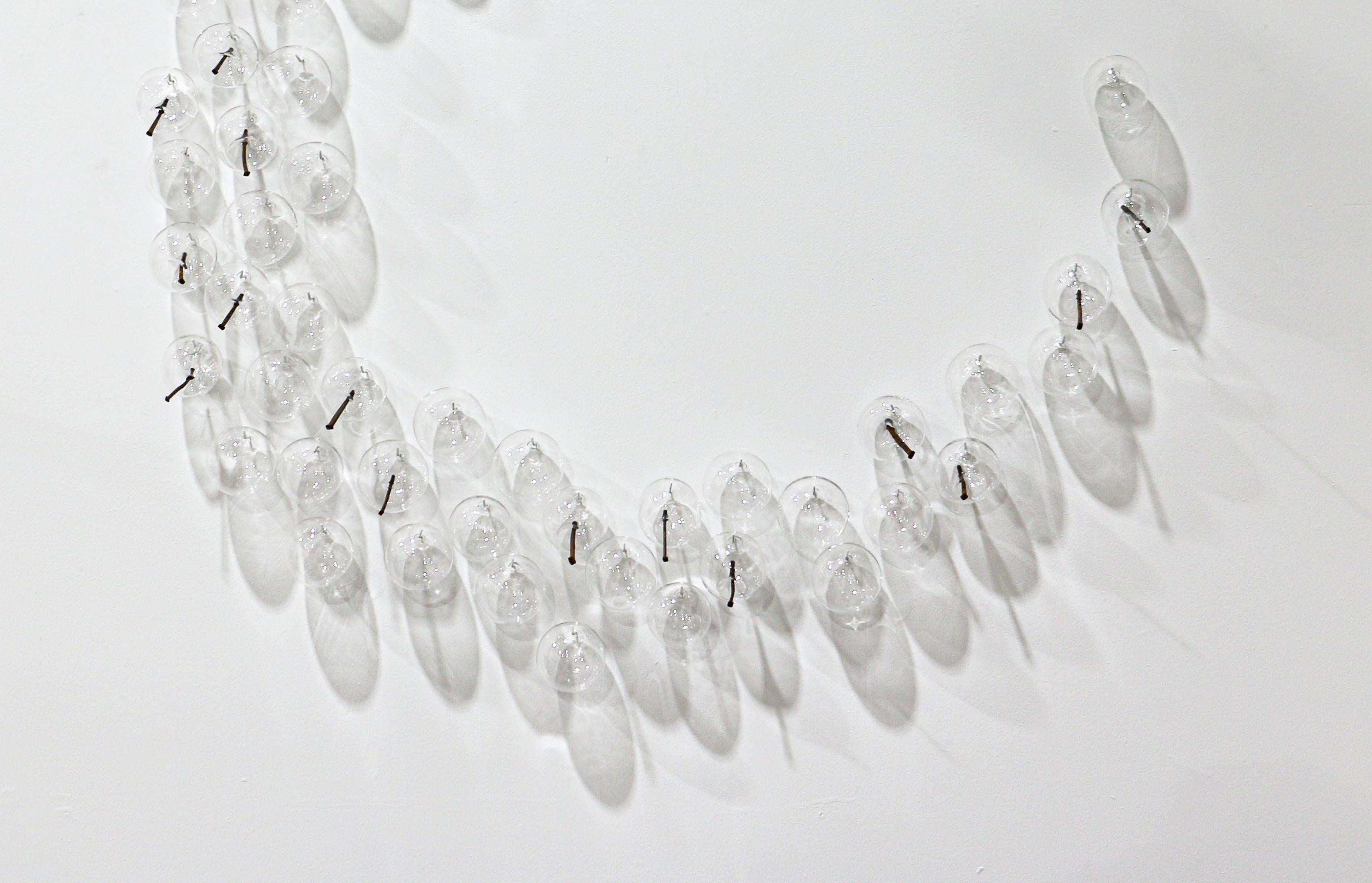 Ne les laissez pas éclater votre bulle : Clear Large I - sculpture murale contemporaine 5