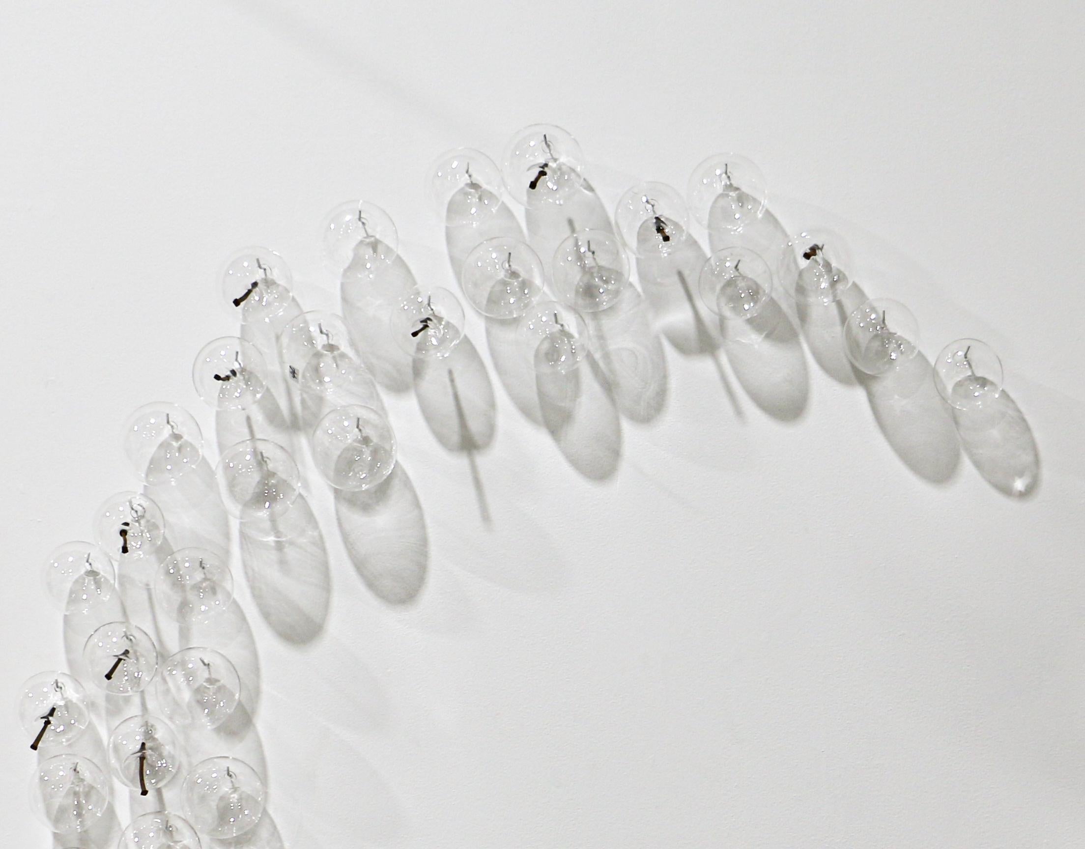 Ne les laissez pas éclater votre bulle : Clear Large I - sculpture murale contemporaine 6
