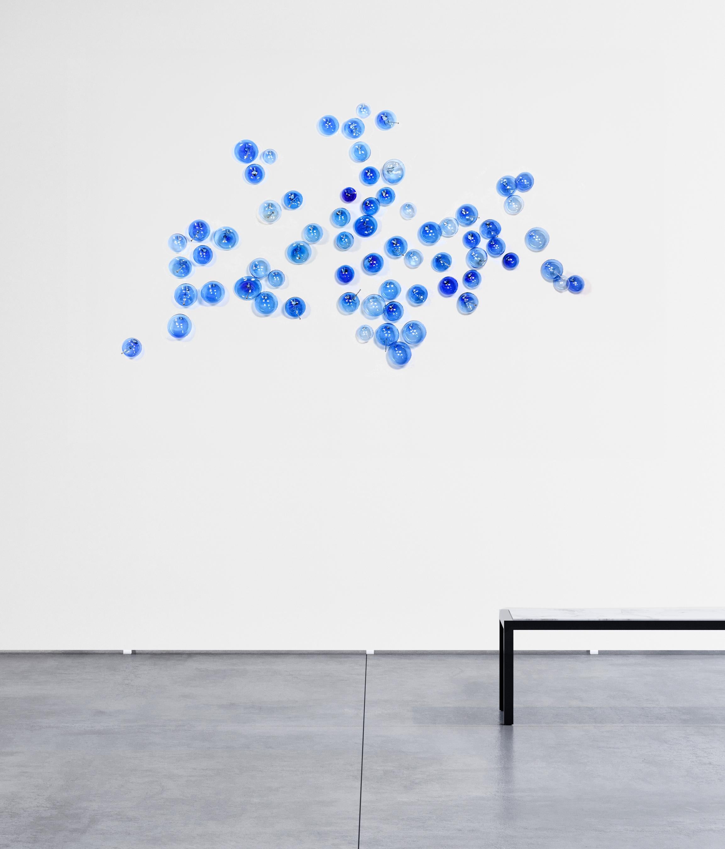 Ne les laissez pas éclater votre bulle, Effervescence : Cerulean - sculpture murale en verre - Sculpture de Cheryl Wilson Smith