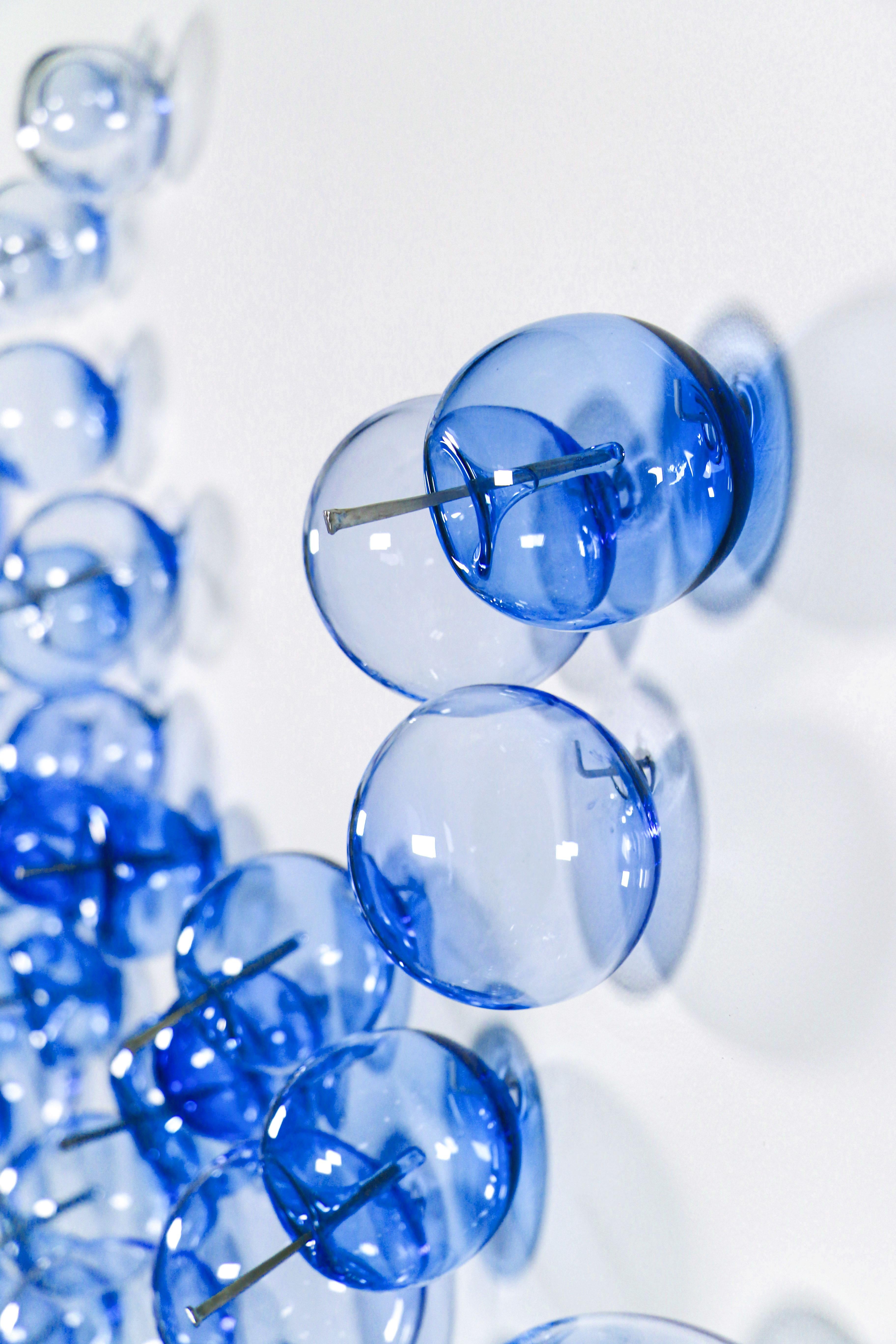 Ne les laissez pas éclater votre bulle, Effervescence : Cerulean - sculpture murale en verre - Contemporain Sculpture par Cheryl Wilson Smith