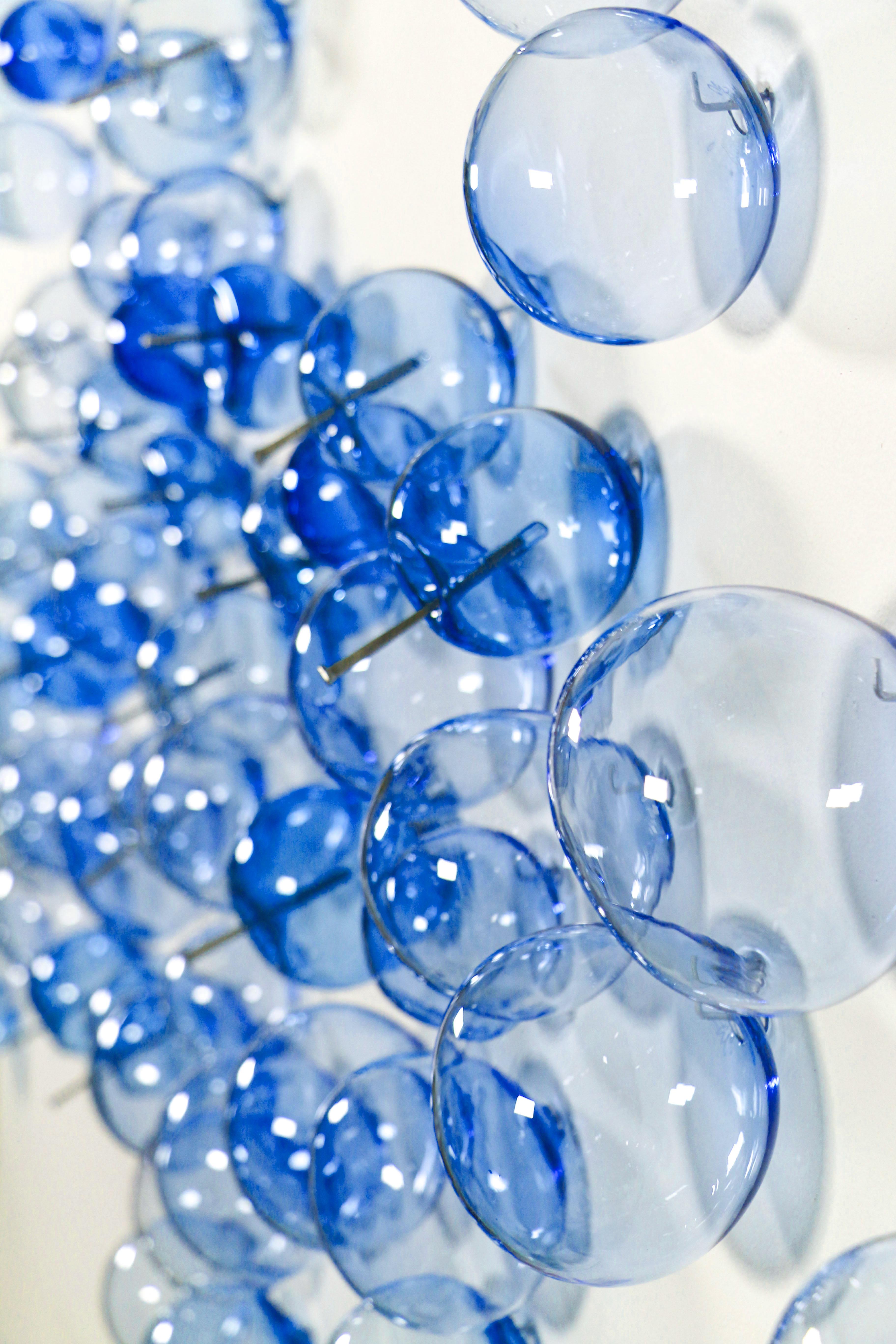 Ne les laissez pas éclater votre bulle, Effervescence : Cerulean - sculpture murale en verre - Gris Abstract Sculpture par Cheryl Wilson Smith