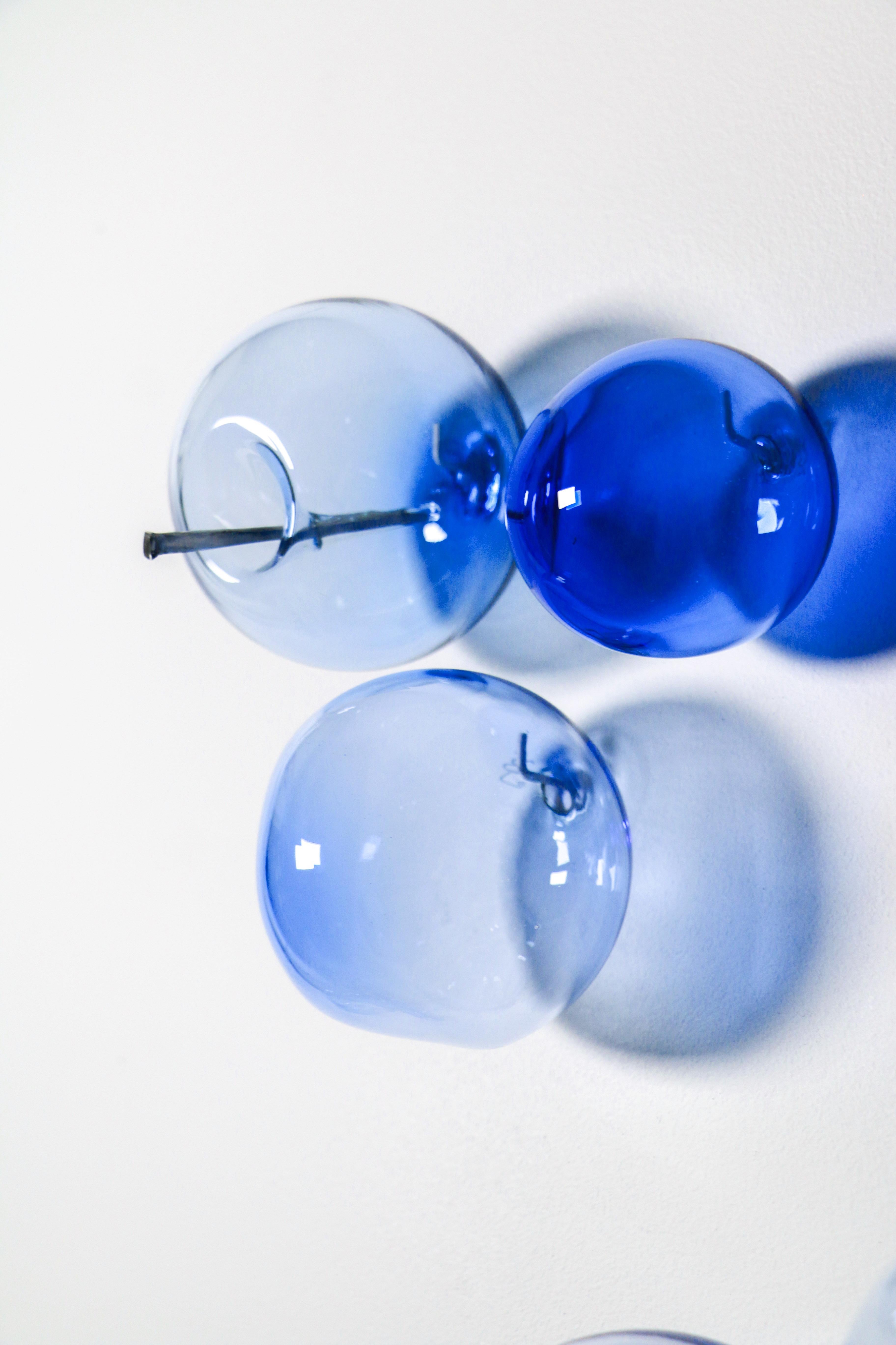 Ne les laissez pas éclater votre bulle, Effervescence : Cerulean - sculpture murale en verre en vente 1