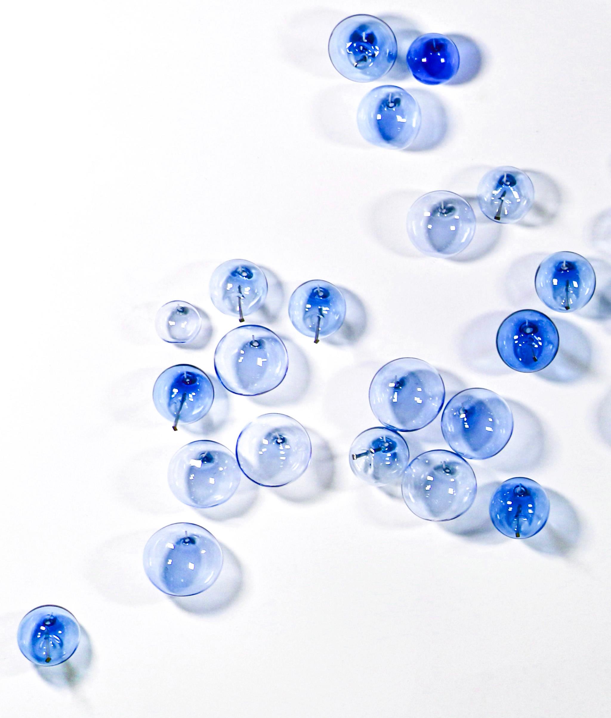Ne les laissez pas éclater votre bulle, Effervescence : Cerulean - sculpture murale en verre en vente 2