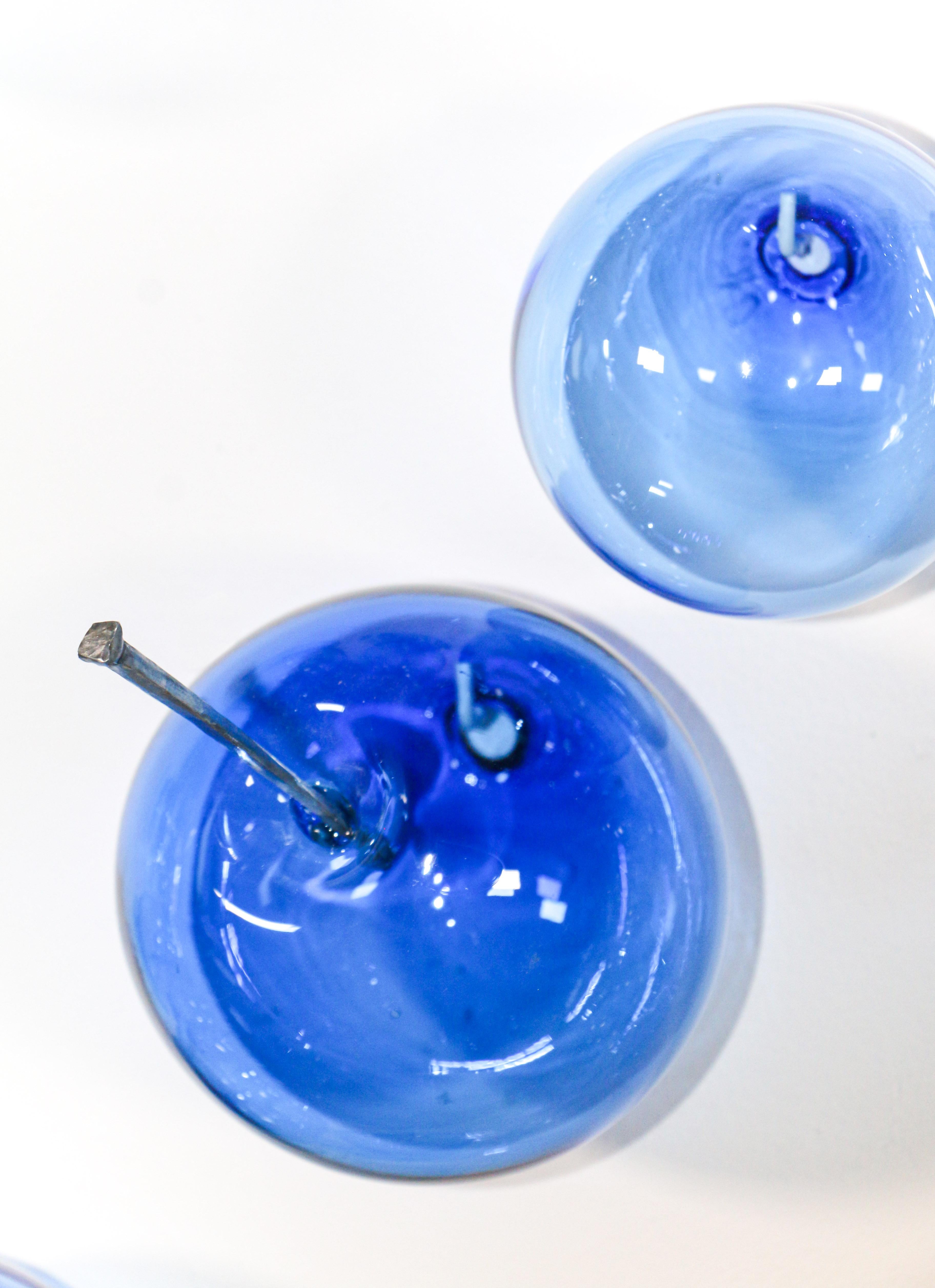 Ne les laissez pas éclater votre bulle, Effervescence : Cerulean - sculpture murale en verre en vente 3