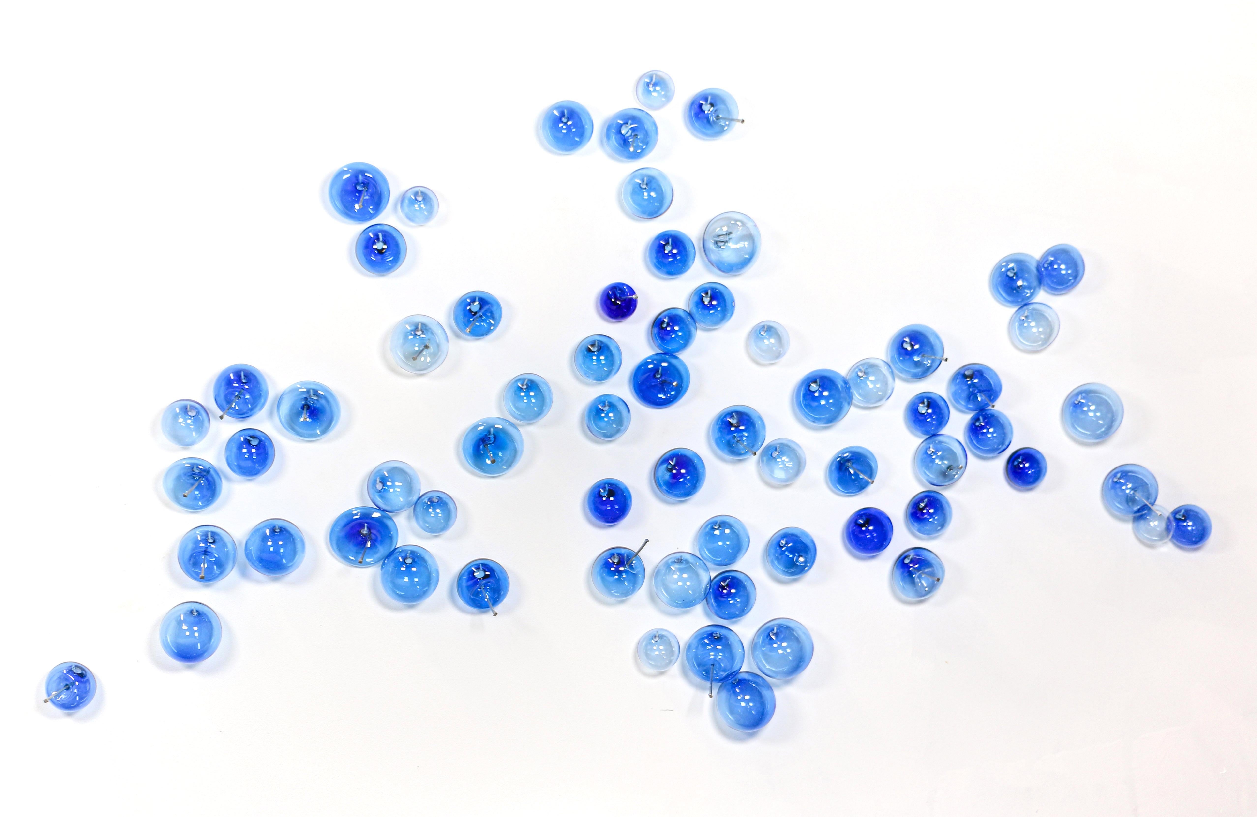 Abstract Sculpture Cheryl Wilson Smith - Ne les laissez pas éclater votre bulle, Effervescence : Cerulean - sculpture murale en verre