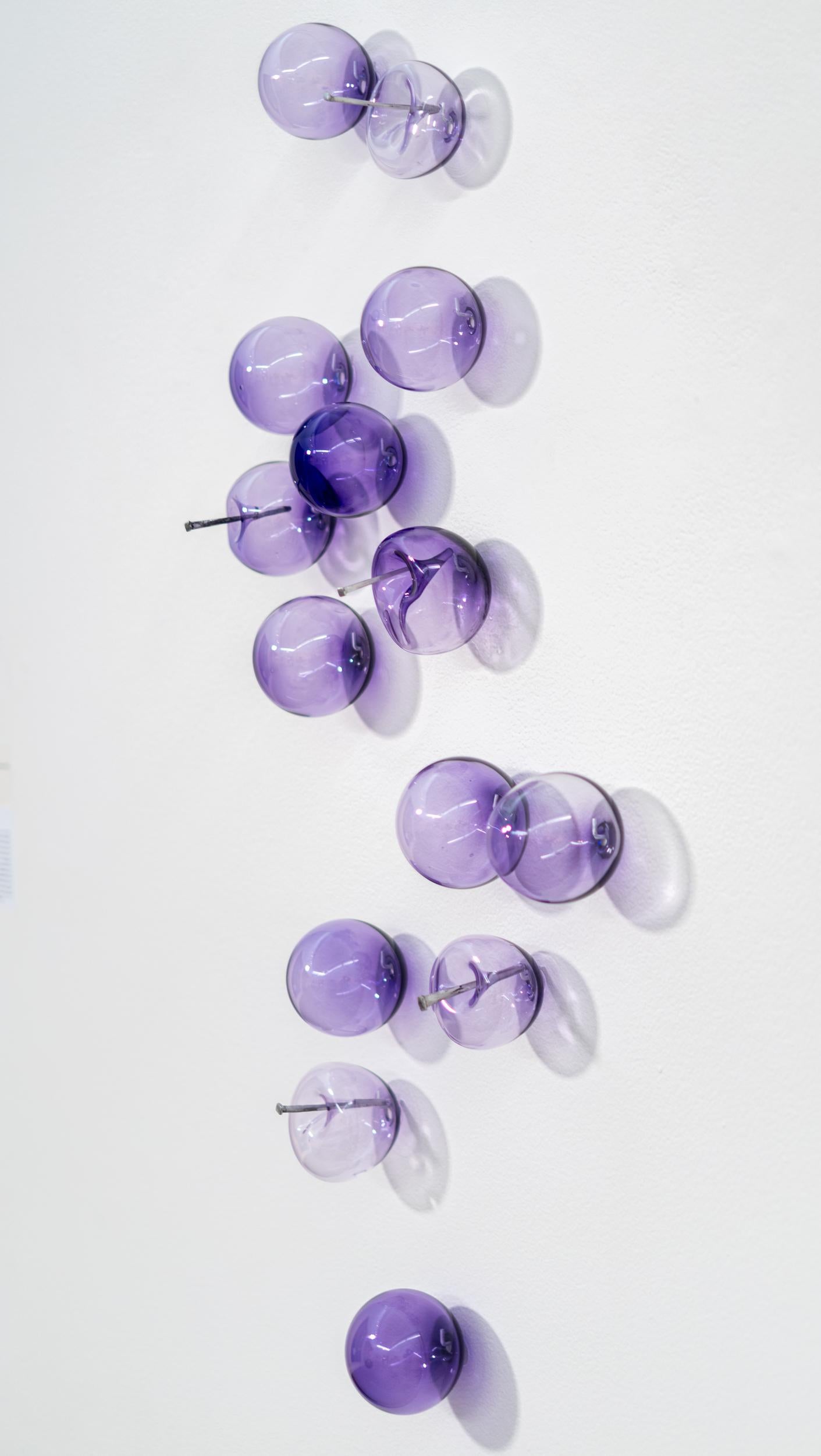No dejes que te revienten la burbuja: Púrpura 21425 - escultura mural de vidrio soplado - Sculpture Contemporáneo de Cheryl Wilson Smith