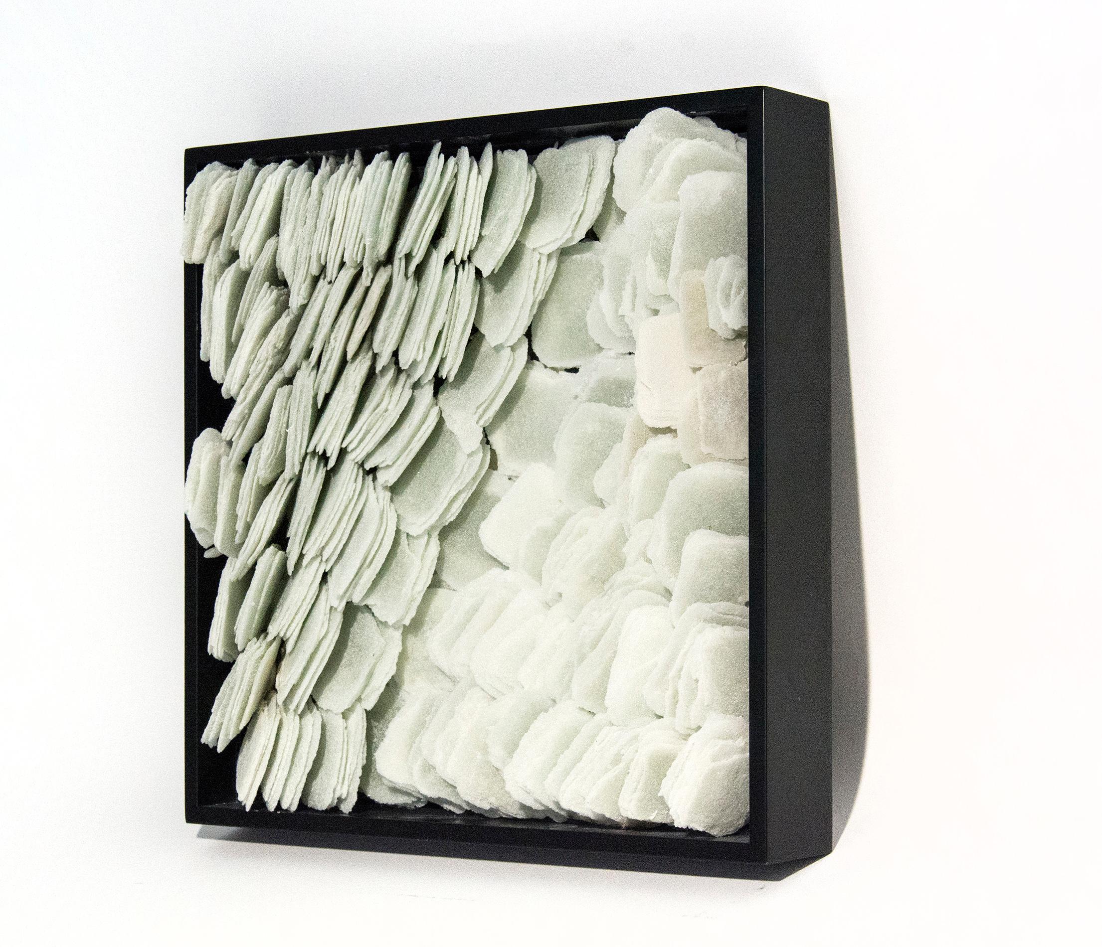 Exuberante - escultura mural de vidrio biomórfico, texturado, en capas, blanco, modernista - Sculpture de Cheryl Wilson Smith