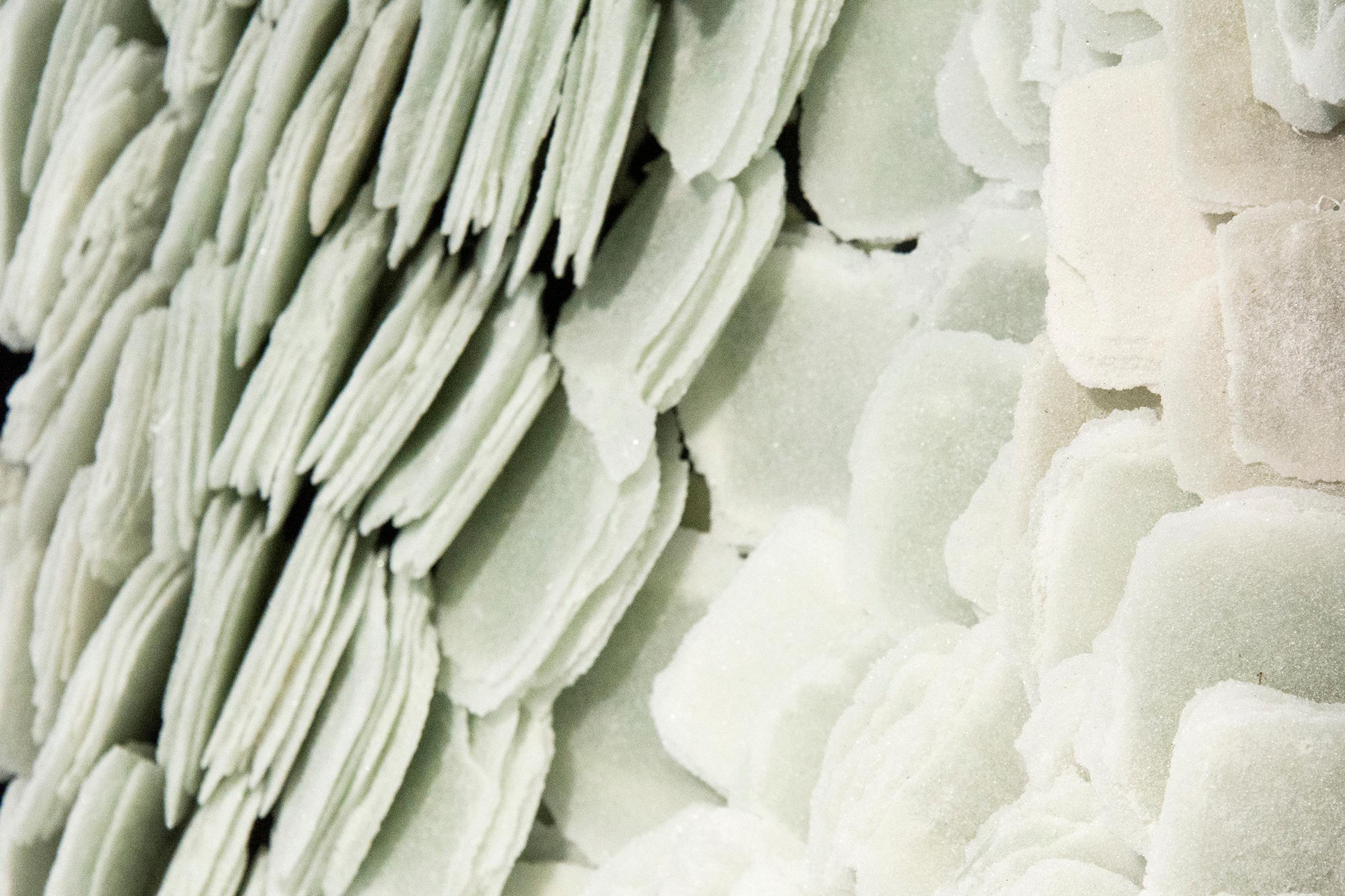 Exuberante - escultura mural de vidrio biomórfico, texturado, en capas, blanco, modernista - Sculpture Contemporáneo de Cheryl Wilson Smith