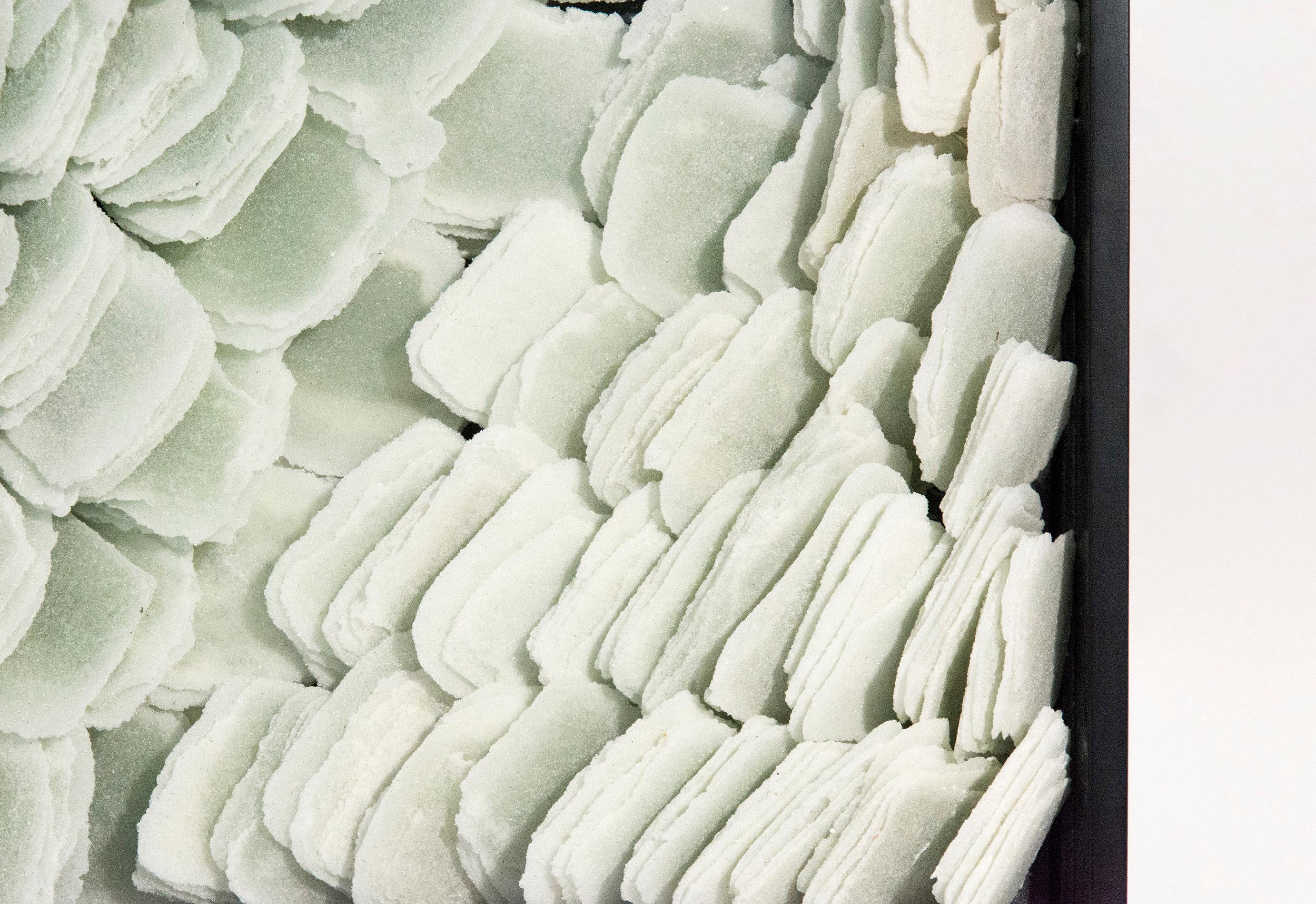 Exuberante - escultura mural de vidrio biomórfico, texturado, en capas, blanco, modernista en venta 1