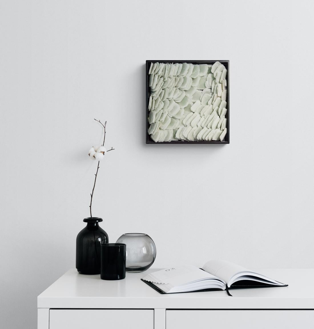 Exuberante - escultura mural de vidrio biomórfico, texturado, en capas, blanco, modernista en venta 3