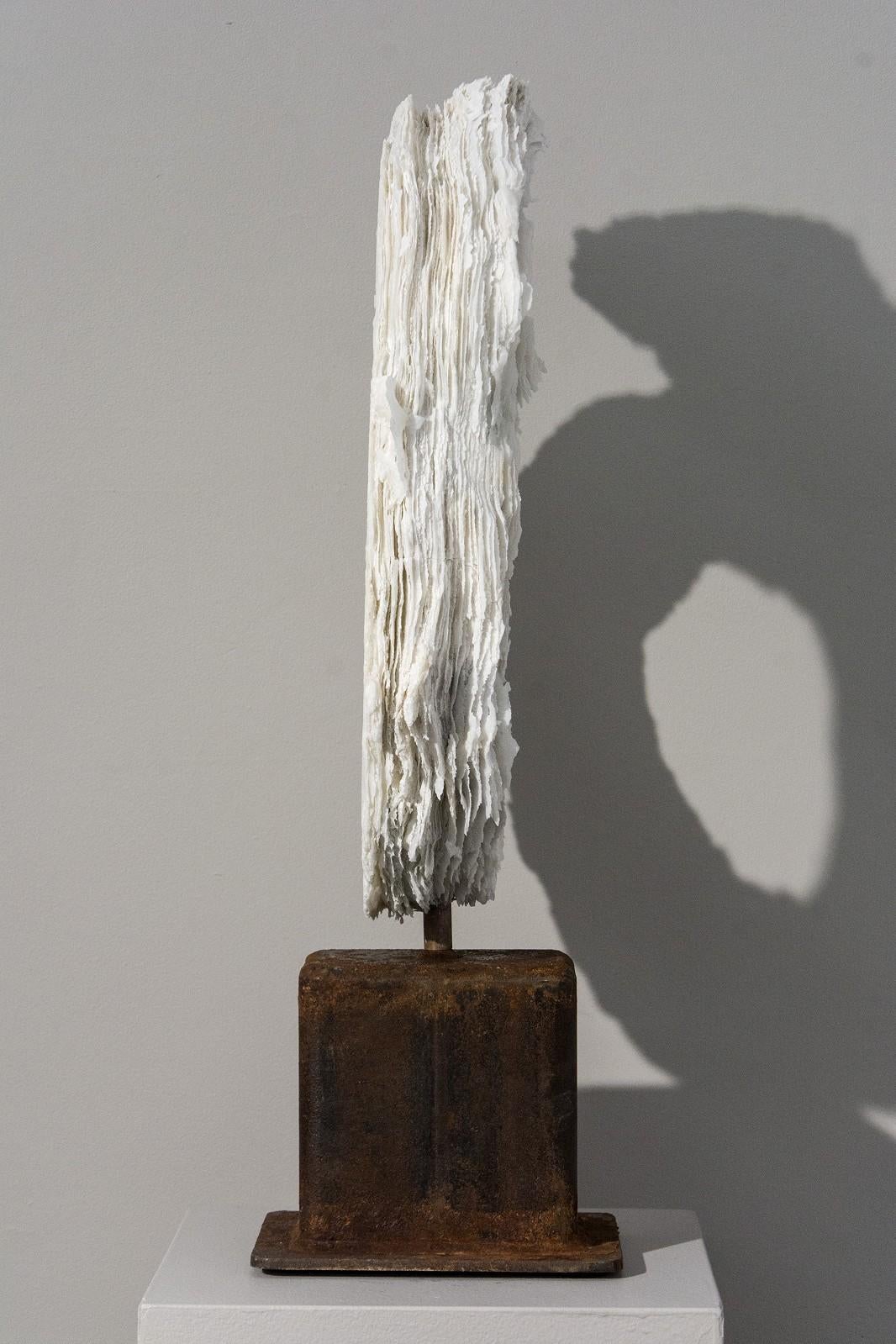 Flourish I – weiße, strukturierte, abstrakte, modernistische, geschichtete Glas frit-Skulptur (Grau), Abstract Sculpture, von Cheryl Wilson Smith