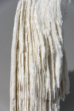 Flourish II - escultura de frita de vidrio blanca, texturada, abstracta, modernista y en capas